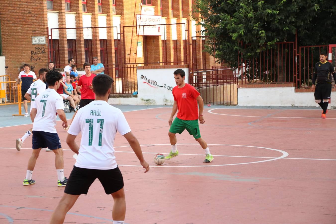 El popular barrio de San Roque celebró, ayer, las semifinales y finales del primer torneo de fútbol sala 'Memorial Francisco Cardenal. El Mangui', organizado por la Asociación de vecinos de San Roque y la colaboración del Ayuntamiento del municipio, 'Los Pasotas' y la Asociación Deportiva Templaria.El citado torneo, según indica desde la Asociación de vecinos de San Roque, nace como homenaje a «El Mangui», «una persona muy implicada en el mundo del fútbol sala en Jerez y, además, vecino de San Roque». El equipo 'Hijos de Platanito' fue el vencedor de la clasificación absoluta. 