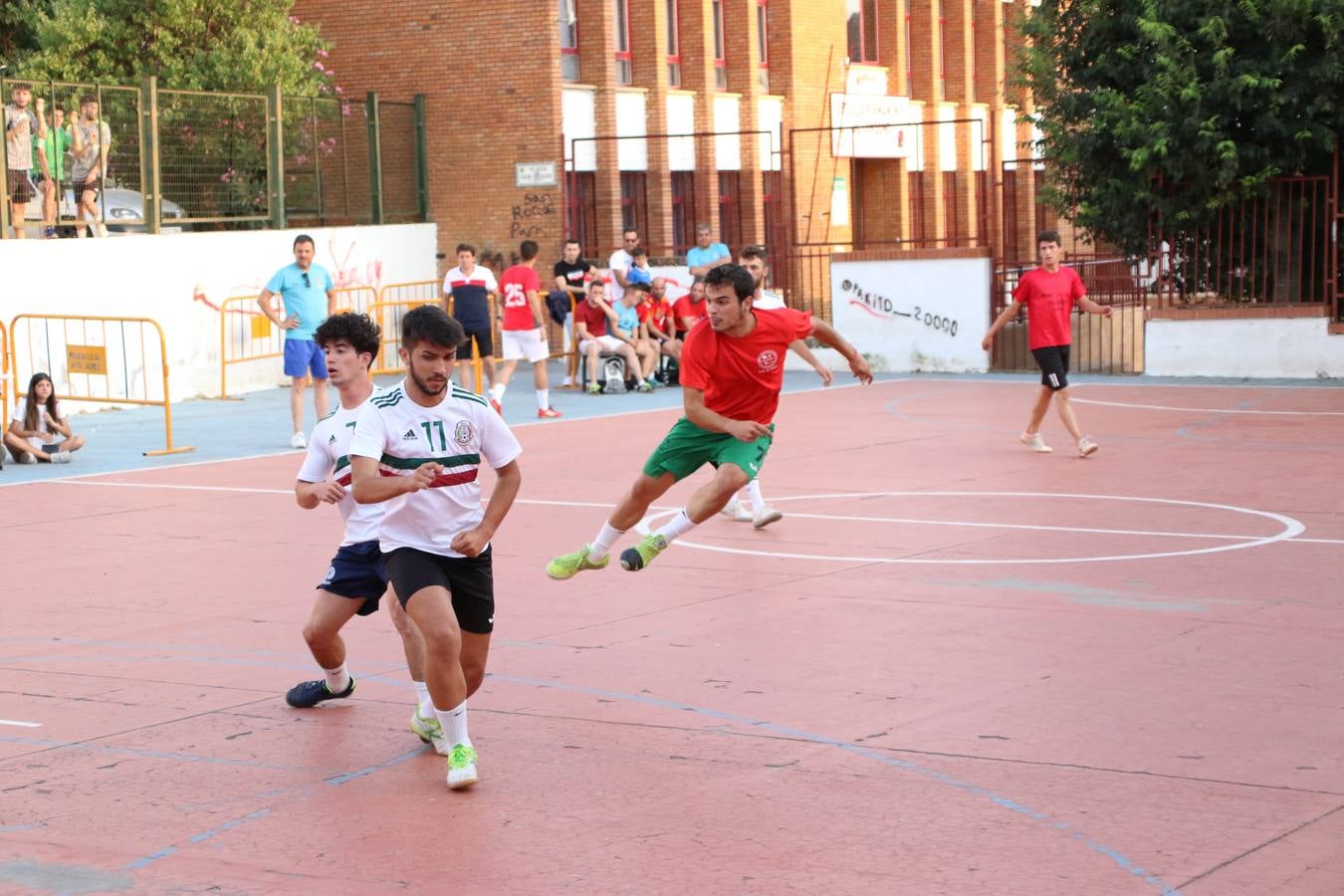 El popular barrio de San Roque celebró, ayer, las semifinales y finales del primer torneo de fútbol sala 'Memorial Francisco Cardenal. El Mangui', organizado por la Asociación de vecinos de San Roque y la colaboración del Ayuntamiento del municipio, 'Los Pasotas' y la Asociación Deportiva Templaria.El citado torneo, según indica desde la Asociación de vecinos de San Roque, nace como homenaje a «El Mangui», «una persona muy implicada en el mundo del fútbol sala en Jerez y, además, vecino de San Roque». El equipo 'Hijos de Platanito' fue el vencedor de la clasificación absoluta. 