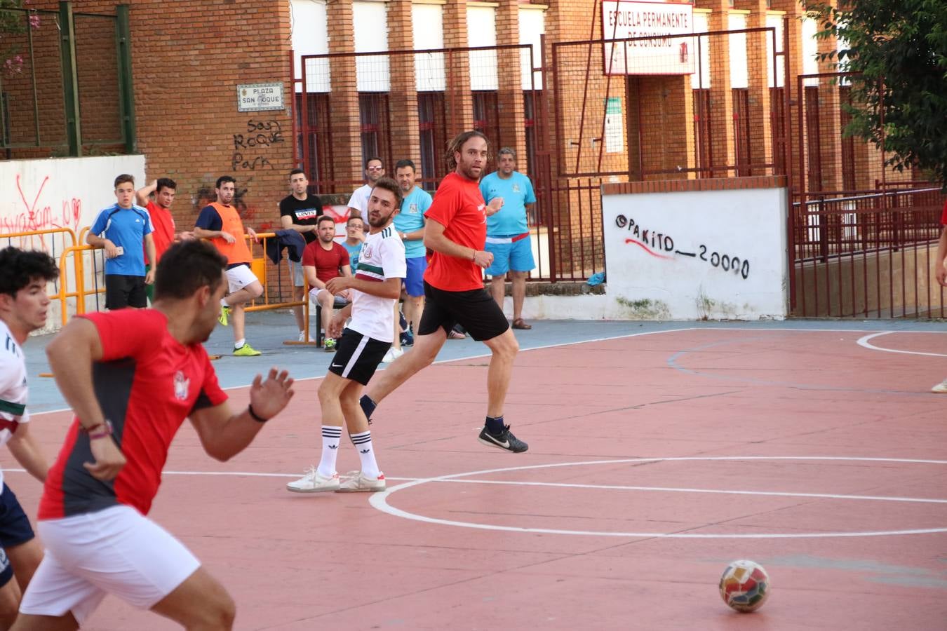 El popular barrio de San Roque celebró, ayer, las semifinales y finales del primer torneo de fútbol sala 'Memorial Francisco Cardenal. El Mangui', organizado por la Asociación de vecinos de San Roque y la colaboración del Ayuntamiento del municipio, 'Los Pasotas' y la Asociación Deportiva Templaria.El citado torneo, según indica desde la Asociación de vecinos de San Roque, nace como homenaje a «El Mangui», «una persona muy implicada en el mundo del fútbol sala en Jerez y, además, vecino de San Roque». El equipo 'Hijos de Platanito' fue el vencedor de la clasificación absoluta. 