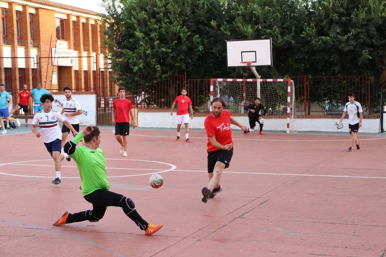 El popular barrio de San Roque celebró, ayer, las semifinales y finales del primer torneo de fútbol sala 'Memorial Francisco Cardenal. El Mangui', organizado por la Asociación de vecinos de San Roque y la colaboración del Ayuntamiento del municipio, 'Los Pasotas' y la Asociación Deportiva Templaria.El citado torneo, según indica desde la Asociación de vecinos de San Roque, nace como homenaje a «El Mangui», «una persona muy implicada en el mundo del fútbol sala en Jerez y, además, vecino de San Roque». El equipo 'Hijos de Platanito' fue el vencedor de la clasificación absoluta. 
