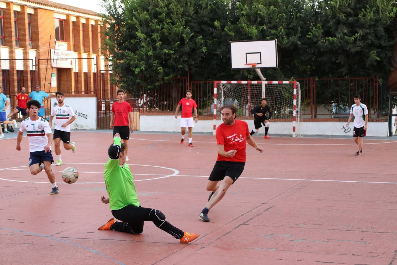 El popular barrio de San Roque celebró, ayer, las semifinales y finales del primer torneo de fútbol sala 'Memorial Francisco Cardenal. El Mangui', organizado por la Asociación de vecinos de San Roque y la colaboración del Ayuntamiento del municipio, 'Los Pasotas' y la Asociación Deportiva Templaria.El citado torneo, según indica desde la Asociación de vecinos de San Roque, nace como homenaje a «El Mangui», «una persona muy implicada en el mundo del fútbol sala en Jerez y, además, vecino de San Roque». El equipo 'Hijos de Platanito' fue el vencedor de la clasificación absoluta. 