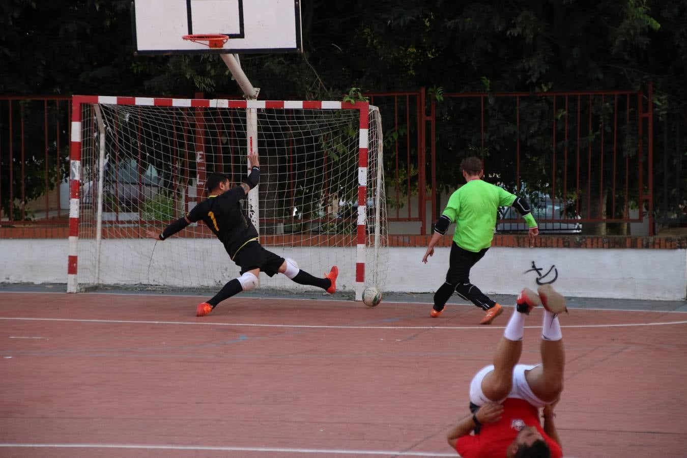 El popular barrio de San Roque celebró, ayer, las semifinales y finales del primer torneo de fútbol sala 'Memorial Francisco Cardenal. El Mangui', organizado por la Asociación de vecinos de San Roque y la colaboración del Ayuntamiento del municipio, 'Los Pasotas' y la Asociación Deportiva Templaria.El citado torneo, según indica desde la Asociación de vecinos de San Roque, nace como homenaje a «El Mangui», «una persona muy implicada en el mundo del fútbol sala en Jerez y, además, vecino de San Roque». El equipo 'Hijos de Platanito' fue el vencedor de la clasificación absoluta. 