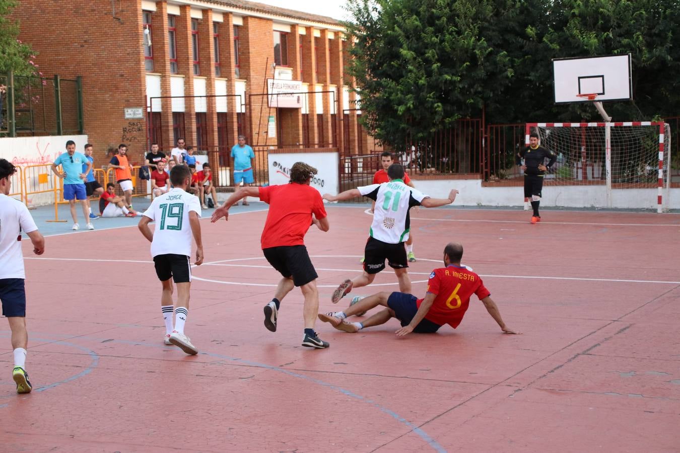 El popular barrio de San Roque celebró, ayer, las semifinales y finales del primer torneo de fútbol sala 'Memorial Francisco Cardenal. El Mangui', organizado por la Asociación de vecinos de San Roque y la colaboración del Ayuntamiento del municipio, 'Los Pasotas' y la Asociación Deportiva Templaria.El citado torneo, según indica desde la Asociación de vecinos de San Roque, nace como homenaje a «El Mangui», «una persona muy implicada en el mundo del fútbol sala en Jerez y, además, vecino de San Roque». El equipo 'Hijos de Platanito' fue el vencedor de la clasificación absoluta. 