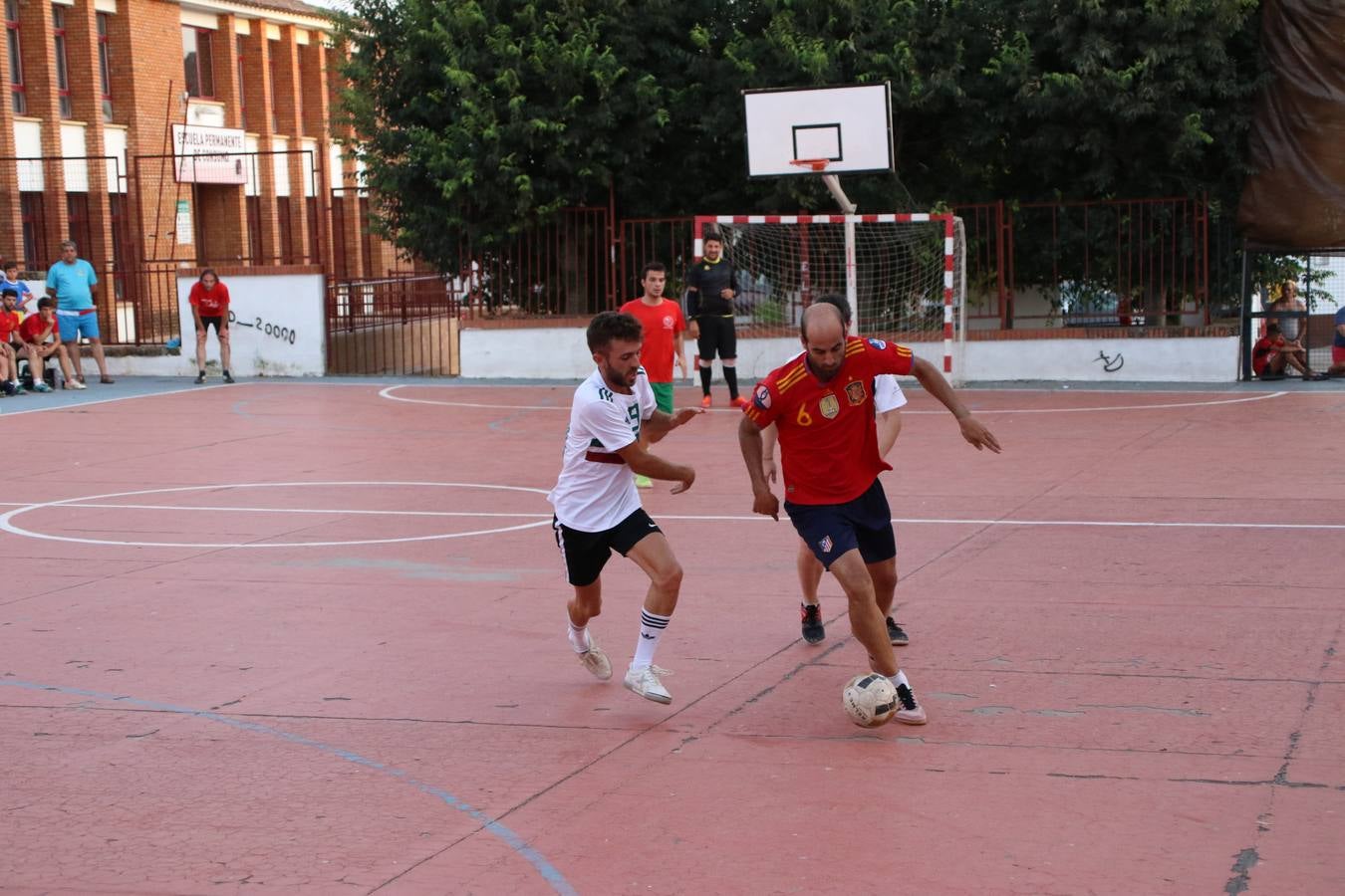 El popular barrio de San Roque celebró, ayer, las semifinales y finales del primer torneo de fútbol sala 'Memorial Francisco Cardenal. El Mangui', organizado por la Asociación de vecinos de San Roque y la colaboración del Ayuntamiento del municipio, 'Los Pasotas' y la Asociación Deportiva Templaria.El citado torneo, según indica desde la Asociación de vecinos de San Roque, nace como homenaje a «El Mangui», «una persona muy implicada en el mundo del fútbol sala en Jerez y, además, vecino de San Roque». El equipo 'Hijos de Platanito' fue el vencedor de la clasificación absoluta. 