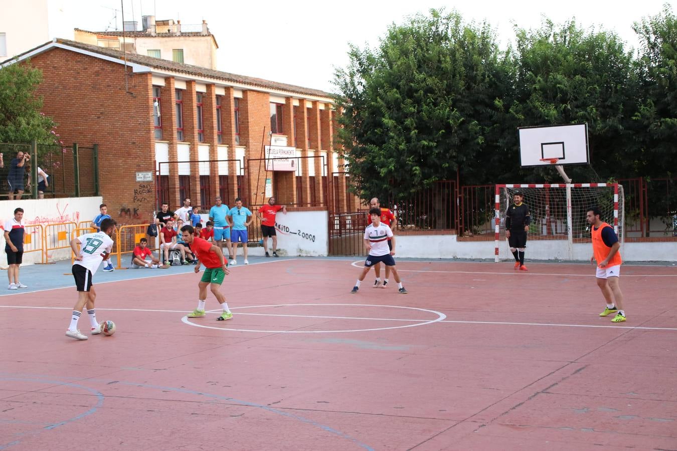 El popular barrio de San Roque celebró, ayer, las semifinales y finales del primer torneo de fútbol sala 'Memorial Francisco Cardenal. El Mangui', organizado por la Asociación de vecinos de San Roque y la colaboración del Ayuntamiento del municipio, 'Los Pasotas' y la Asociación Deportiva Templaria.El citado torneo, según indica desde la Asociación de vecinos de San Roque, nace como homenaje a «El Mangui», «una persona muy implicada en el mundo del fútbol sala en Jerez y, además, vecino de San Roque». El equipo 'Hijos de Platanito' fue el vencedor de la clasificación absoluta. 