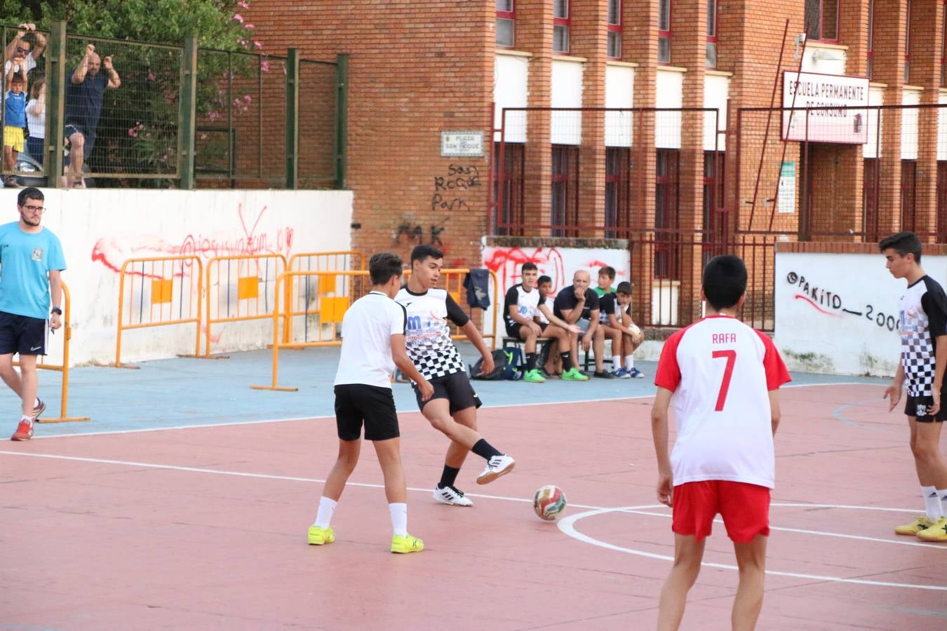 El popular barrio de San Roque celebró, ayer, las semifinales y finales del primer torneo de fútbol sala 'Memorial Francisco Cardenal. El Mangui', organizado por la Asociación de vecinos de San Roque y la colaboración del Ayuntamiento del municipio, 'Los Pasotas' y la Asociación Deportiva Templaria.El citado torneo, según indica desde la Asociación de vecinos de San Roque, nace como homenaje a «El Mangui», «una persona muy implicada en el mundo del fútbol sala en Jerez y, además, vecino de San Roque». El equipo 'Hijos de Platanito' fue el vencedor de la clasificación absoluta. 