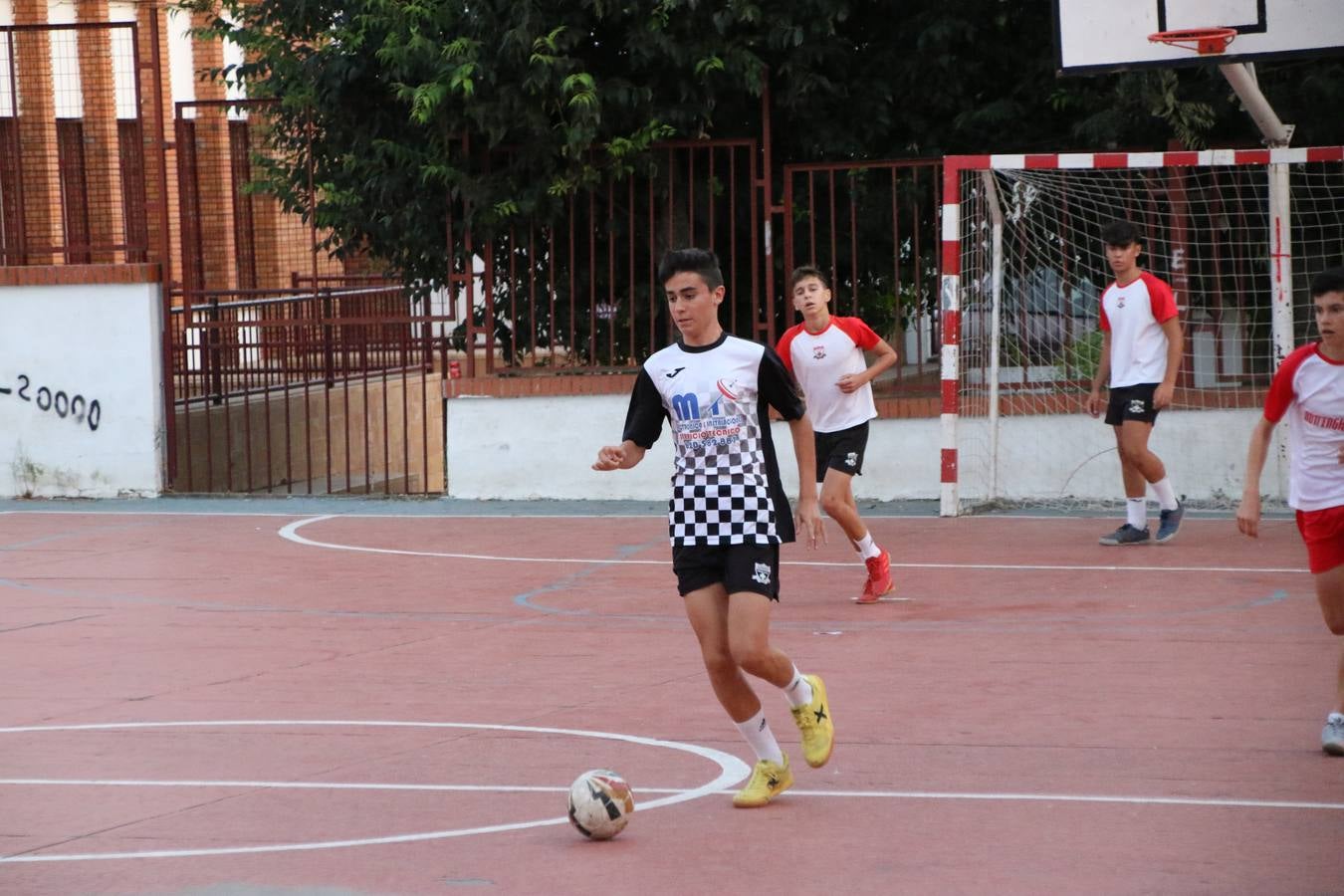 El popular barrio de San Roque celebró, ayer, las semifinales y finales del primer torneo de fútbol sala 'Memorial Francisco Cardenal. El Mangui', organizado por la Asociación de vecinos de San Roque y la colaboración del Ayuntamiento del municipio, 'Los Pasotas' y la Asociación Deportiva Templaria.El citado torneo, según indica desde la Asociación de vecinos de San Roque, nace como homenaje a «El Mangui», «una persona muy implicada en el mundo del fútbol sala en Jerez y, además, vecino de San Roque». El equipo 'Hijos de Platanito' fue el vencedor de la clasificación absoluta. 