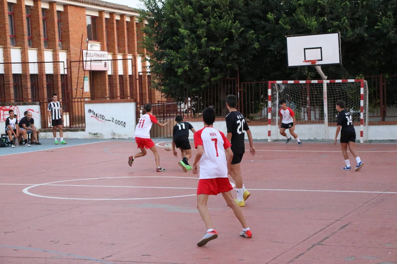 El popular barrio de San Roque celebró, ayer, las semifinales y finales del primer torneo de fútbol sala 'Memorial Francisco Cardenal. El Mangui', organizado por la Asociación de vecinos de San Roque y la colaboración del Ayuntamiento del municipio, 'Los Pasotas' y la Asociación Deportiva Templaria.El citado torneo, según indica desde la Asociación de vecinos de San Roque, nace como homenaje a «El Mangui», «una persona muy implicada en el mundo del fútbol sala en Jerez y, además, vecino de San Roque». El equipo 'Hijos de Platanito' fue el vencedor de la clasificación absoluta. 