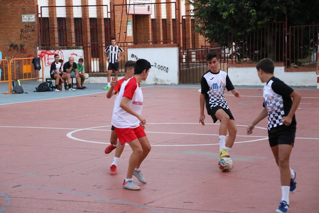 El popular barrio de San Roque celebró, ayer, las semifinales y finales del primer torneo de fútbol sala 'Memorial Francisco Cardenal. El Mangui', organizado por la Asociación de vecinos de San Roque y la colaboración del Ayuntamiento del municipio, 'Los Pasotas' y la Asociación Deportiva Templaria.El citado torneo, según indica desde la Asociación de vecinos de San Roque, nace como homenaje a «El Mangui», «una persona muy implicada en el mundo del fútbol sala en Jerez y, además, vecino de San Roque». El equipo 'Hijos de Platanito' fue el vencedor de la clasificación absoluta. 