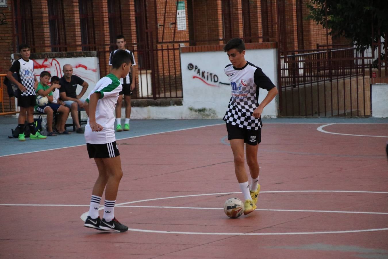 El popular barrio de San Roque celebró, ayer, las semifinales y finales del primer torneo de fútbol sala 'Memorial Francisco Cardenal. El Mangui', organizado por la Asociación de vecinos de San Roque y la colaboración del Ayuntamiento del municipio, 'Los Pasotas' y la Asociación Deportiva Templaria.El citado torneo, según indica desde la Asociación de vecinos de San Roque, nace como homenaje a «El Mangui», «una persona muy implicada en el mundo del fútbol sala en Jerez y, además, vecino de San Roque». El equipo 'Hijos de Platanito' fue el vencedor de la clasificación absoluta. 