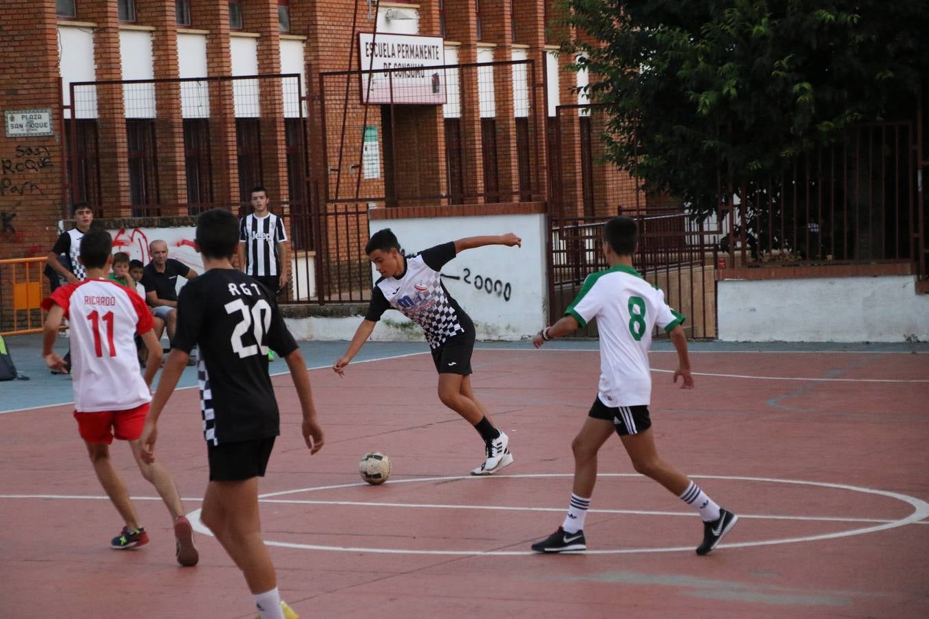 El popular barrio de San Roque celebró, ayer, las semifinales y finales del primer torneo de fútbol sala 'Memorial Francisco Cardenal. El Mangui', organizado por la Asociación de vecinos de San Roque y la colaboración del Ayuntamiento del municipio, 'Los Pasotas' y la Asociación Deportiva Templaria.El citado torneo, según indica desde la Asociación de vecinos de San Roque, nace como homenaje a «El Mangui», «una persona muy implicada en el mundo del fútbol sala en Jerez y, además, vecino de San Roque». El equipo 'Hijos de Platanito' fue el vencedor de la clasificación absoluta. 