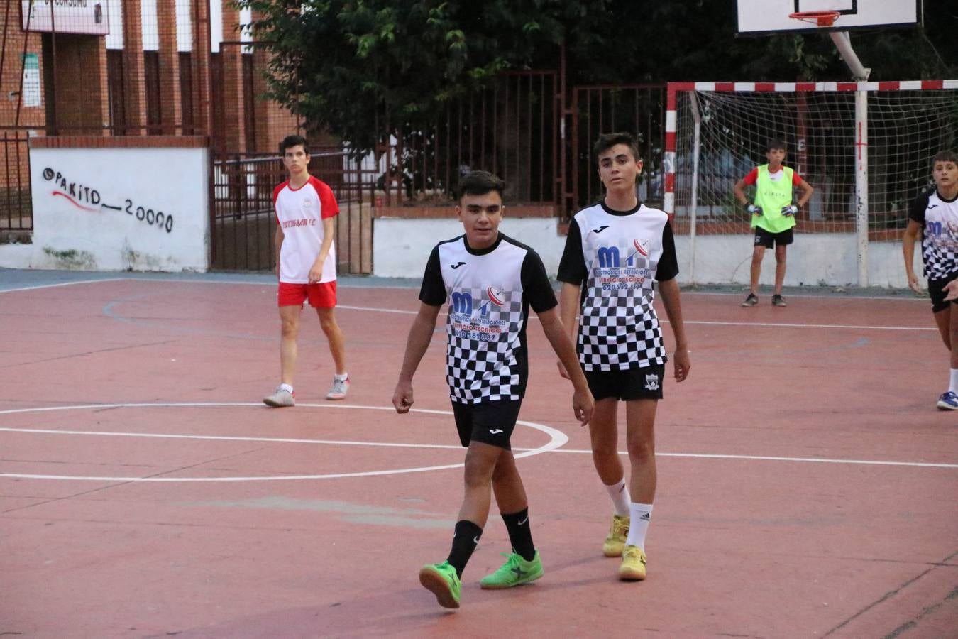 El popular barrio de San Roque celebró, ayer, las semifinales y finales del primer torneo de fútbol sala 'Memorial Francisco Cardenal. El Mangui', organizado por la Asociación de vecinos de San Roque y la colaboración del Ayuntamiento del municipio, 'Los Pasotas' y la Asociación Deportiva Templaria.El citado torneo, según indica desde la Asociación de vecinos de San Roque, nace como homenaje a «El Mangui», «una persona muy implicada en el mundo del fútbol sala en Jerez y, además, vecino de San Roque». El equipo 'Hijos de Platanito' fue el vencedor de la clasificación absoluta. 