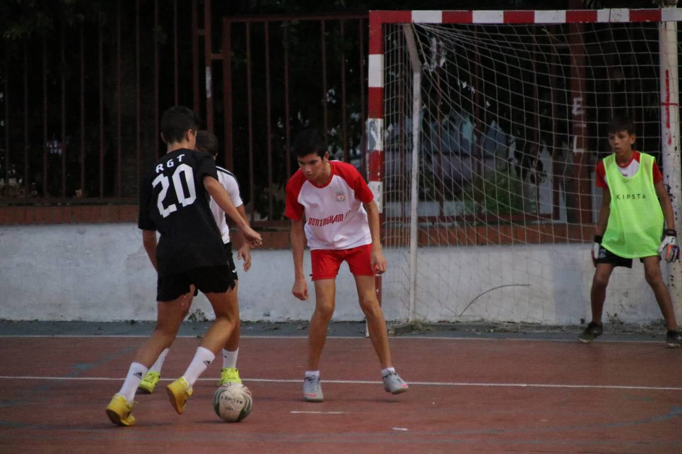 El popular barrio de San Roque celebró, ayer, las semifinales y finales del primer torneo de fútbol sala 'Memorial Francisco Cardenal. El Mangui', organizado por la Asociación de vecinos de San Roque y la colaboración del Ayuntamiento del municipio, 'Los Pasotas' y la Asociación Deportiva Templaria.El citado torneo, según indica desde la Asociación de vecinos de San Roque, nace como homenaje a «El Mangui», «una persona muy implicada en el mundo del fútbol sala en Jerez y, además, vecino de San Roque». El equipo 'Hijos de Platanito' fue el vencedor de la clasificación absoluta. 