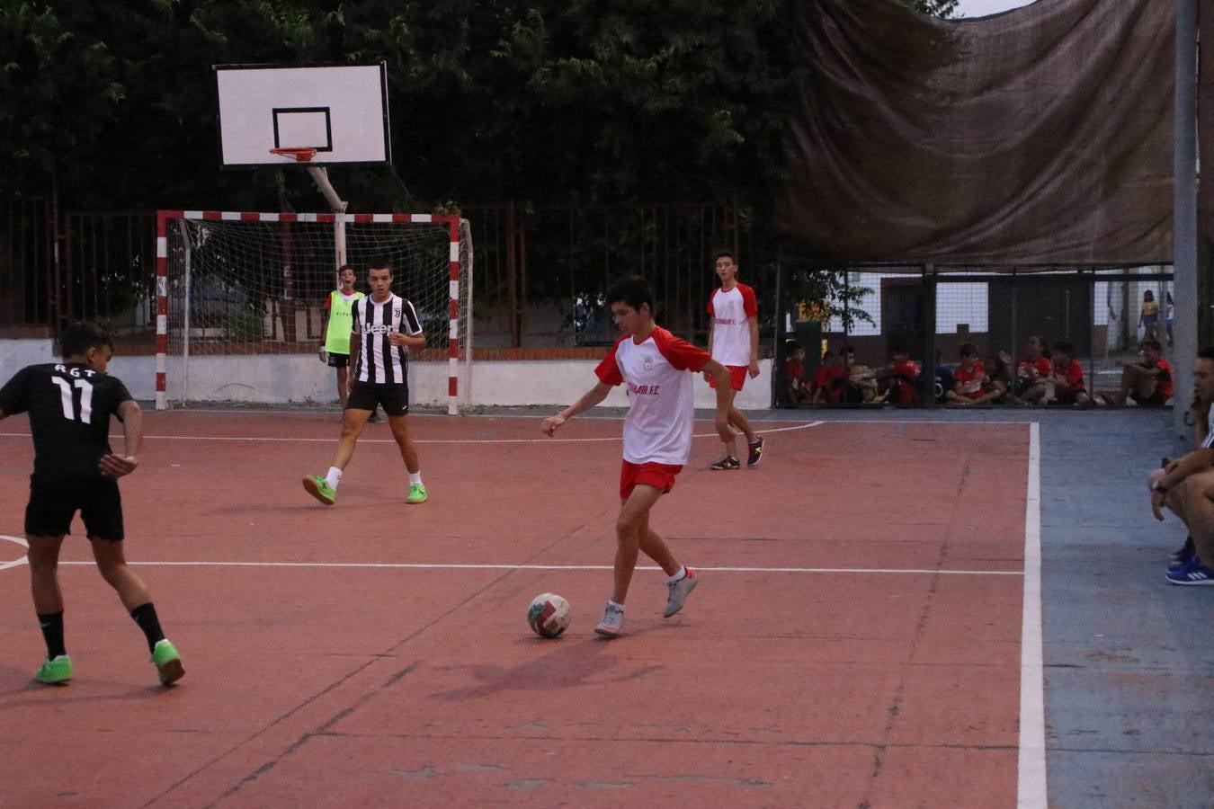 El popular barrio de San Roque celebró, ayer, las semifinales y finales del primer torneo de fútbol sala 'Memorial Francisco Cardenal. El Mangui', organizado por la Asociación de vecinos de San Roque y la colaboración del Ayuntamiento del municipio, 'Los Pasotas' y la Asociación Deportiva Templaria.El citado torneo, según indica desde la Asociación de vecinos de San Roque, nace como homenaje a «El Mangui», «una persona muy implicada en el mundo del fútbol sala en Jerez y, además, vecino de San Roque». El equipo 'Hijos de Platanito' fue el vencedor de la clasificación absoluta. 