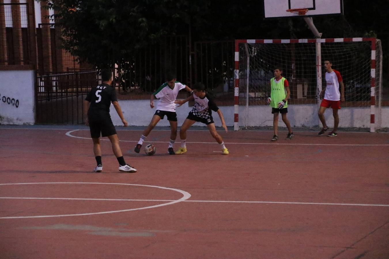 El popular barrio de San Roque celebró, ayer, las semifinales y finales del primer torneo de fútbol sala 'Memorial Francisco Cardenal. El Mangui', organizado por la Asociación de vecinos de San Roque y la colaboración del Ayuntamiento del municipio, 'Los Pasotas' y la Asociación Deportiva Templaria.El citado torneo, según indica desde la Asociación de vecinos de San Roque, nace como homenaje a «El Mangui», «una persona muy implicada en el mundo del fútbol sala en Jerez y, además, vecino de San Roque». El equipo 'Hijos de Platanito' fue el vencedor de la clasificación absoluta. 
