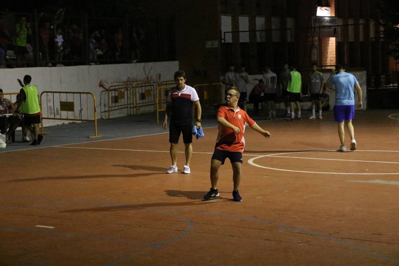 El popular barrio de San Roque celebró, ayer, las semifinales y finales del primer torneo de fútbol sala 'Memorial Francisco Cardenal. El Mangui', organizado por la Asociación de vecinos de San Roque y la colaboración del Ayuntamiento del municipio, 'Los Pasotas' y la Asociación Deportiva Templaria.El citado torneo, según indica desde la Asociación de vecinos de San Roque, nace como homenaje a «El Mangui», «una persona muy implicada en el mundo del fútbol sala en Jerez y, además, vecino de San Roque». El equipo 'Hijos de Platanito' fue el vencedor de la clasificación absoluta. 