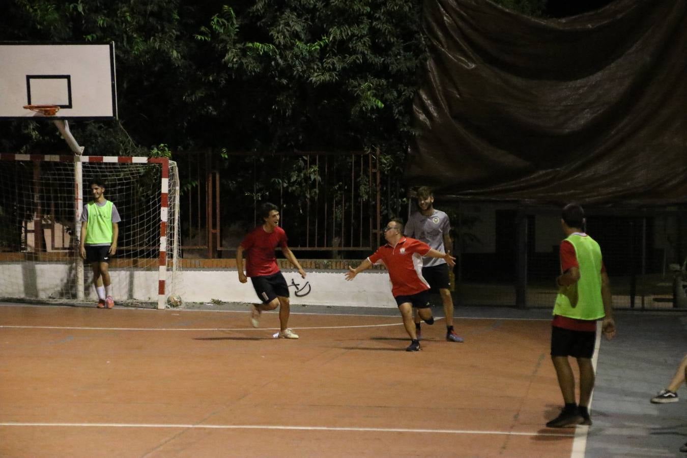 El popular barrio de San Roque celebró, ayer, las semifinales y finales del primer torneo de fútbol sala 'Memorial Francisco Cardenal. El Mangui', organizado por la Asociación de vecinos de San Roque y la colaboración del Ayuntamiento del municipio, 'Los Pasotas' y la Asociación Deportiva Templaria.El citado torneo, según indica desde la Asociación de vecinos de San Roque, nace como homenaje a «El Mangui», «una persona muy implicada en el mundo del fútbol sala en Jerez y, además, vecino de San Roque». El equipo 'Hijos de Platanito' fue el vencedor de la clasificación absoluta. 