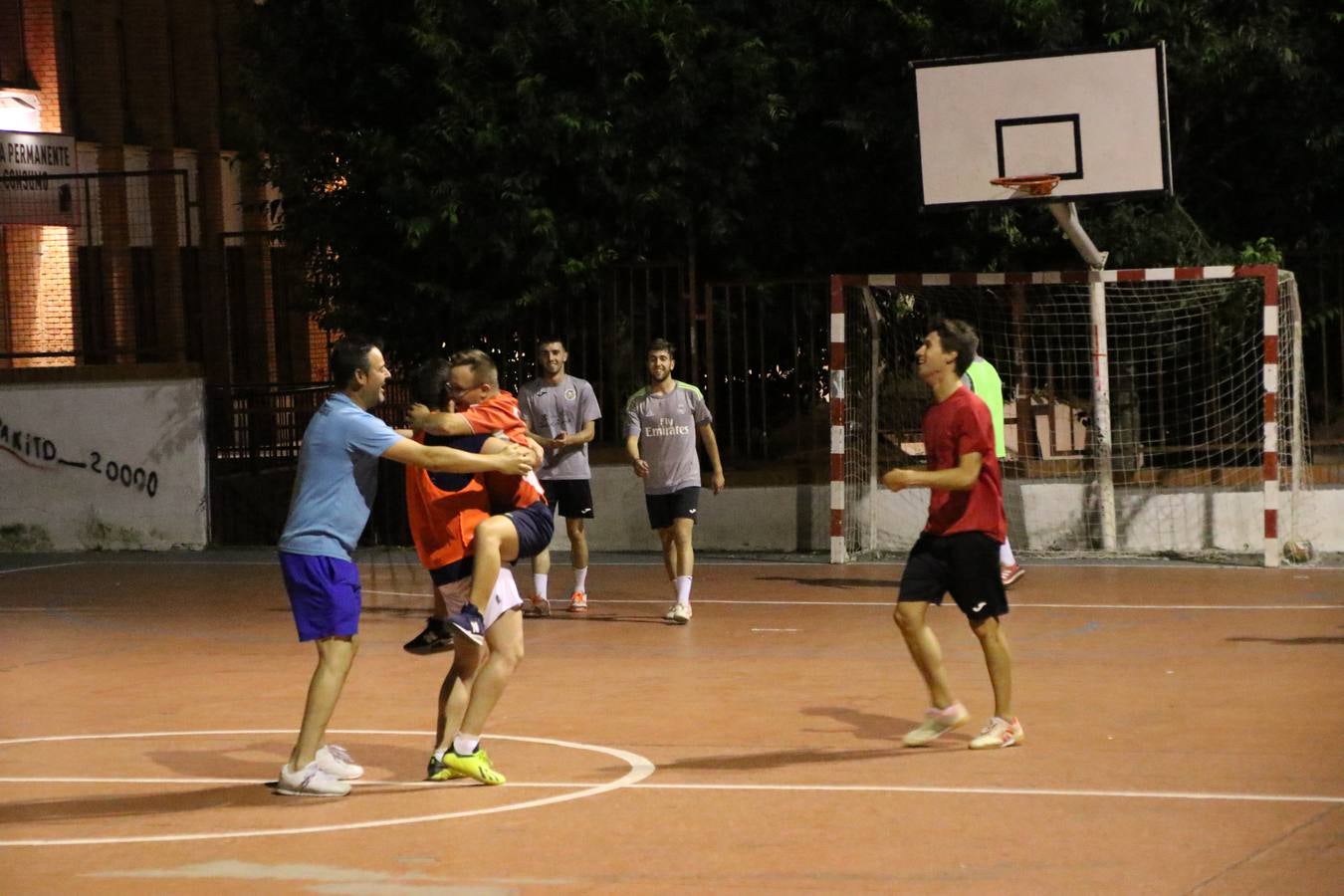 El popular barrio de San Roque celebró, ayer, las semifinales y finales del primer torneo de fútbol sala 'Memorial Francisco Cardenal. El Mangui', organizado por la Asociación de vecinos de San Roque y la colaboración del Ayuntamiento del municipio, 'Los Pasotas' y la Asociación Deportiva Templaria.El citado torneo, según indica desde la Asociación de vecinos de San Roque, nace como homenaje a «El Mangui», «una persona muy implicada en el mundo del fútbol sala en Jerez y, además, vecino de San Roque». El equipo 'Hijos de Platanito' fue el vencedor de la clasificación absoluta. 