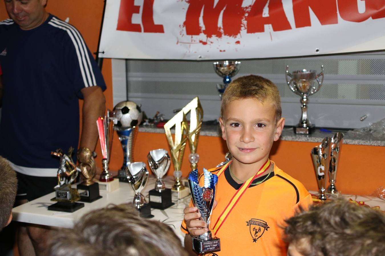 El popular barrio de San Roque celebró, ayer, las semifinales y finales del primer torneo de fútbol sala 'Memorial Francisco Cardenal. El Mangui', organizado por la Asociación de vecinos de San Roque y la colaboración del Ayuntamiento del municipio, 'Los Pasotas' y la Asociación Deportiva Templaria.El citado torneo, según indica desde la Asociación de vecinos de San Roque, nace como homenaje a «El Mangui», «una persona muy implicada en el mundo del fútbol sala en Jerez y, además, vecino de San Roque». El equipo 'Hijos de Platanito' fue el vencedor de la clasificación absoluta. 