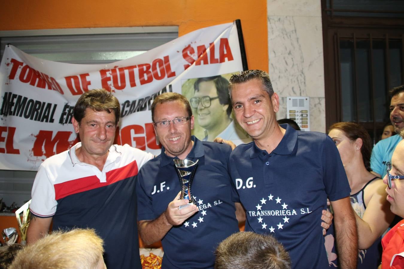 El popular barrio de San Roque celebró, ayer, las semifinales y finales del primer torneo de fútbol sala 'Memorial Francisco Cardenal. El Mangui', organizado por la Asociación de vecinos de San Roque y la colaboración del Ayuntamiento del municipio, 'Los Pasotas' y la Asociación Deportiva Templaria.El citado torneo, según indica desde la Asociación de vecinos de San Roque, nace como homenaje a «El Mangui», «una persona muy implicada en el mundo del fútbol sala en Jerez y, además, vecino de San Roque». El equipo 'Hijos de Platanito' fue el vencedor de la clasificación absoluta. 