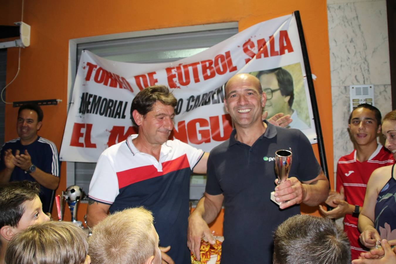 El popular barrio de San Roque celebró, ayer, las semifinales y finales del primer torneo de fútbol sala 'Memorial Francisco Cardenal. El Mangui', organizado por la Asociación de vecinos de San Roque y la colaboración del Ayuntamiento del municipio, 'Los Pasotas' y la Asociación Deportiva Templaria.El citado torneo, según indica desde la Asociación de vecinos de San Roque, nace como homenaje a «El Mangui», «una persona muy implicada en el mundo del fútbol sala en Jerez y, además, vecino de San Roque». El equipo 'Hijos de Platanito' fue el vencedor de la clasificación absoluta. 