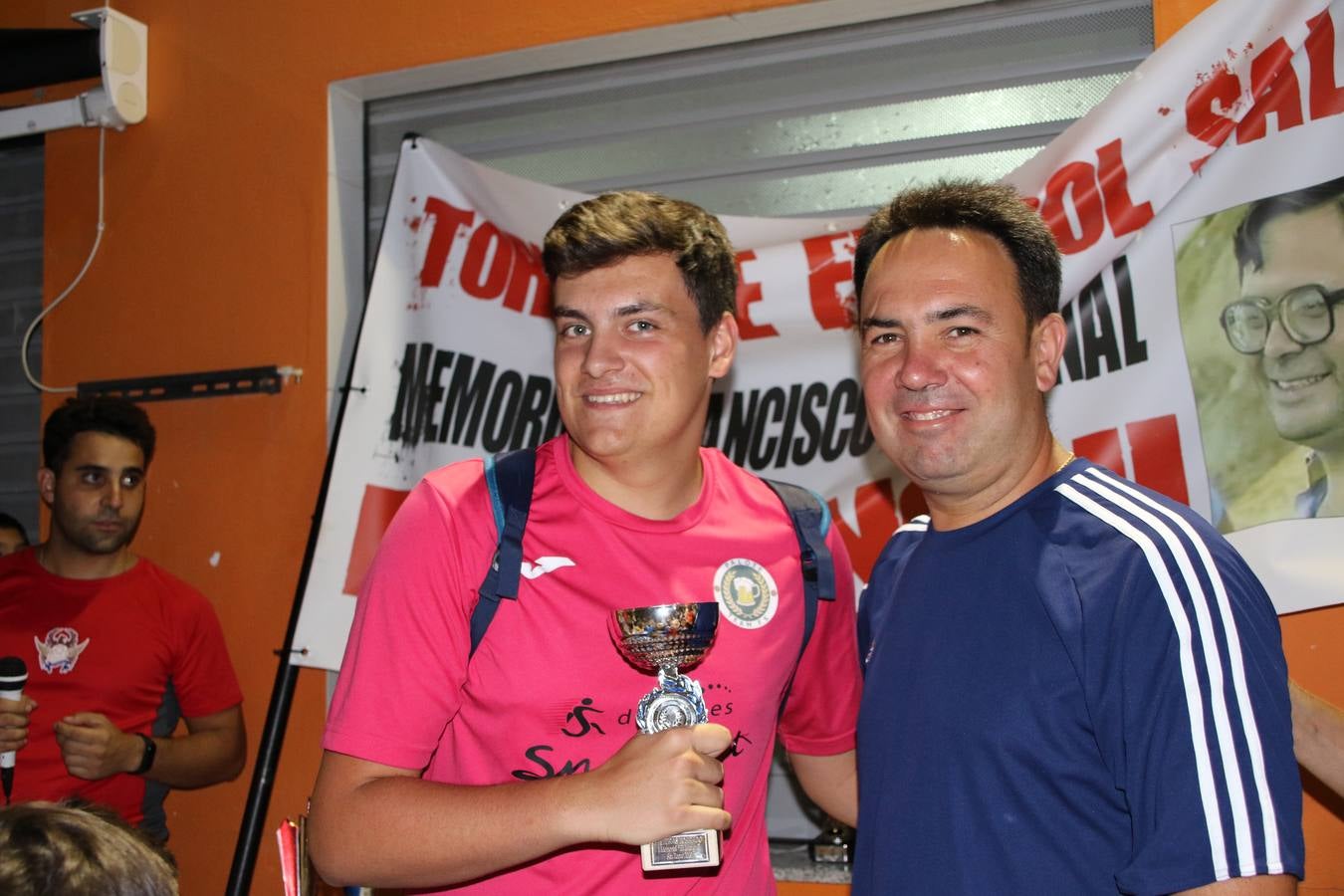 El popular barrio de San Roque celebró, ayer, las semifinales y finales del primer torneo de fútbol sala 'Memorial Francisco Cardenal. El Mangui', organizado por la Asociación de vecinos de San Roque y la colaboración del Ayuntamiento del municipio, 'Los Pasotas' y la Asociación Deportiva Templaria.El citado torneo, según indica desde la Asociación de vecinos de San Roque, nace como homenaje a «El Mangui», «una persona muy implicada en el mundo del fútbol sala en Jerez y, además, vecino de San Roque». El equipo 'Hijos de Platanito' fue el vencedor de la clasificación absoluta. 
