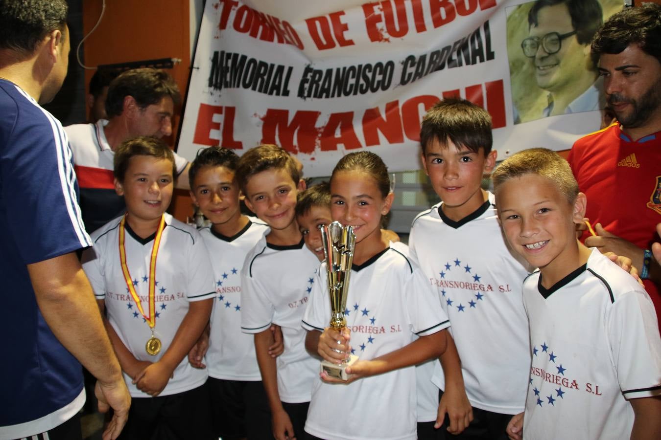El popular barrio de San Roque celebró, ayer, las semifinales y finales del primer torneo de fútbol sala 'Memorial Francisco Cardenal. El Mangui', organizado por la Asociación de vecinos de San Roque y la colaboración del Ayuntamiento del municipio, 'Los Pasotas' y la Asociación Deportiva Templaria.El citado torneo, según indica desde la Asociación de vecinos de San Roque, nace como homenaje a «El Mangui», «una persona muy implicada en el mundo del fútbol sala en Jerez y, además, vecino de San Roque». El equipo 'Hijos de Platanito' fue el vencedor de la clasificación absoluta. 
