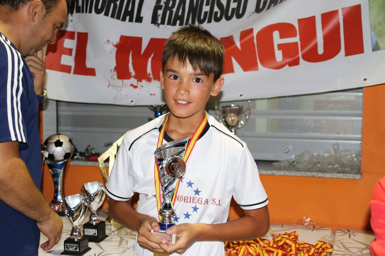 El popular barrio de San Roque celebró, ayer, las semifinales y finales del primer torneo de fútbol sala 'Memorial Francisco Cardenal. El Mangui', organizado por la Asociación de vecinos de San Roque y la colaboración del Ayuntamiento del municipio, 'Los Pasotas' y la Asociación Deportiva Templaria.El citado torneo, según indica desde la Asociación de vecinos de San Roque, nace como homenaje a «El Mangui», «una persona muy implicada en el mundo del fútbol sala en Jerez y, además, vecino de San Roque». El equipo 'Hijos de Platanito' fue el vencedor de la clasificación absoluta. 