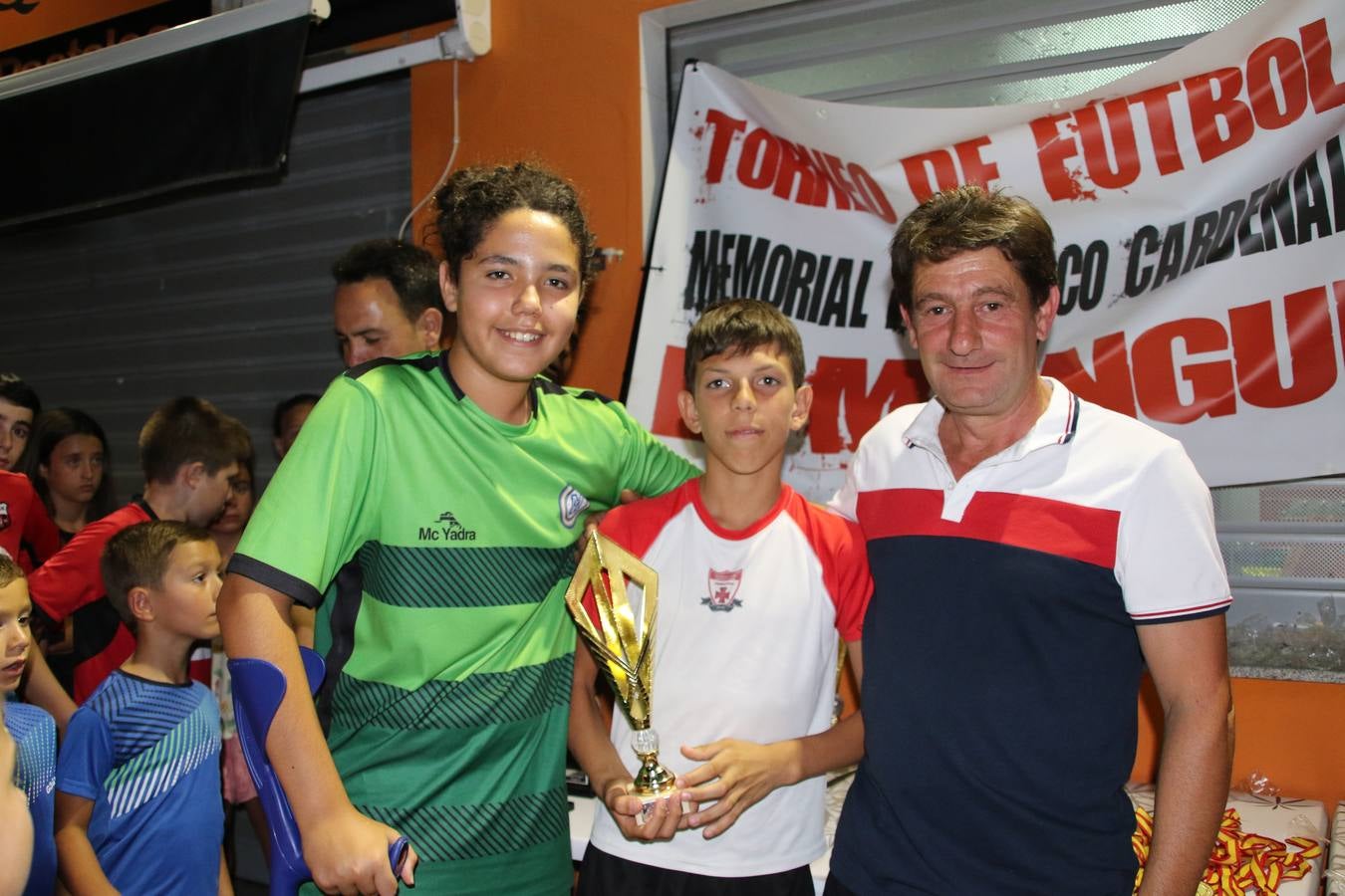 El popular barrio de San Roque celebró, ayer, las semifinales y finales del primer torneo de fútbol sala 'Memorial Francisco Cardenal. El Mangui', organizado por la Asociación de vecinos de San Roque y la colaboración del Ayuntamiento del municipio, 'Los Pasotas' y la Asociación Deportiva Templaria.El citado torneo, según indica desde la Asociación de vecinos de San Roque, nace como homenaje a «El Mangui», «una persona muy implicada en el mundo del fútbol sala en Jerez y, además, vecino de San Roque». El equipo 'Hijos de Platanito' fue el vencedor de la clasificación absoluta. 