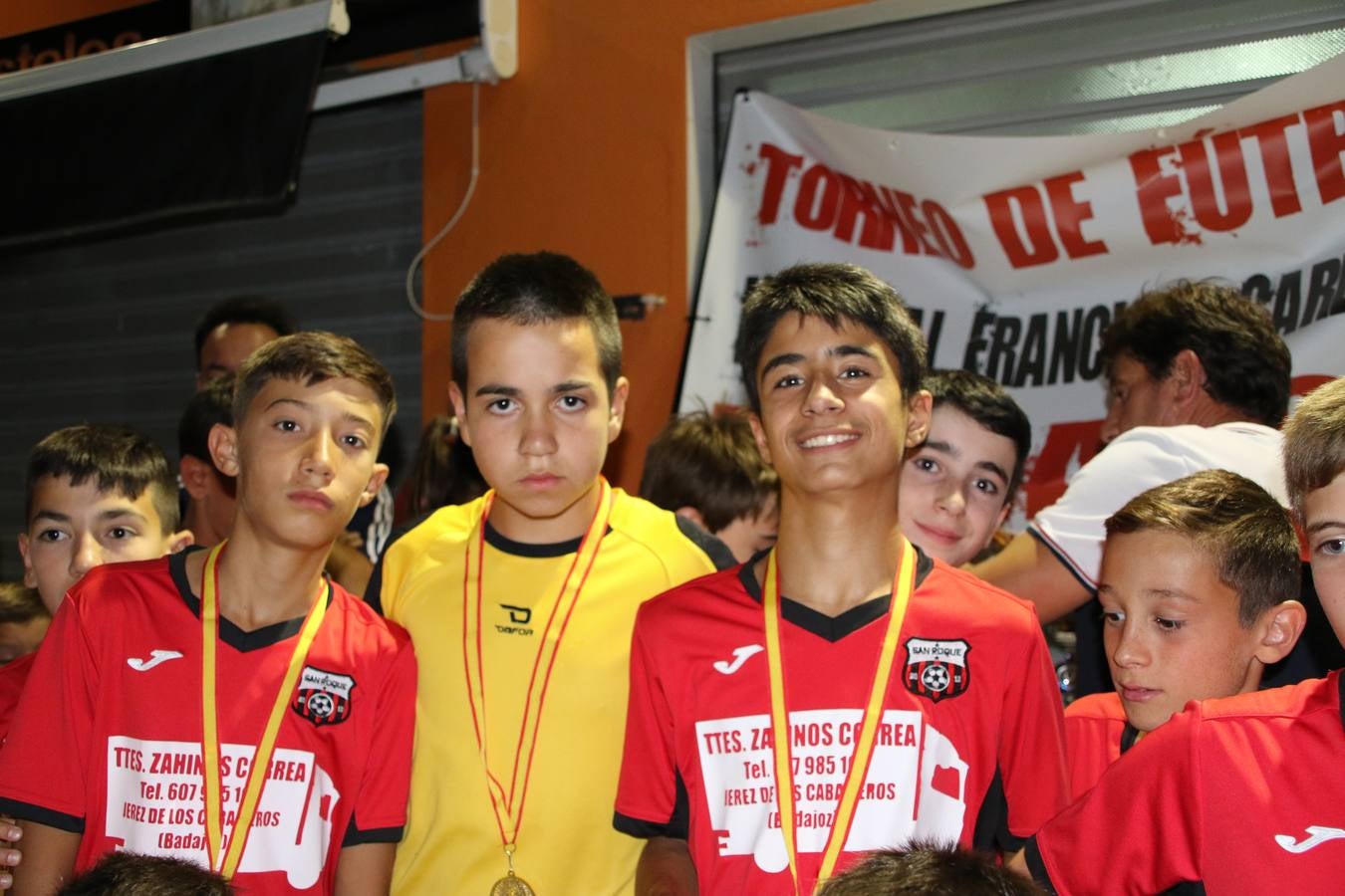 El popular barrio de San Roque celebró, ayer, las semifinales y finales del primer torneo de fútbol sala 'Memorial Francisco Cardenal. El Mangui', organizado por la Asociación de vecinos de San Roque y la colaboración del Ayuntamiento del municipio, 'Los Pasotas' y la Asociación Deportiva Templaria.El citado torneo, según indica desde la Asociación de vecinos de San Roque, nace como homenaje a «El Mangui», «una persona muy implicada en el mundo del fútbol sala en Jerez y, además, vecino de San Roque». El equipo 'Hijos de Platanito' fue el vencedor de la clasificación absoluta. 