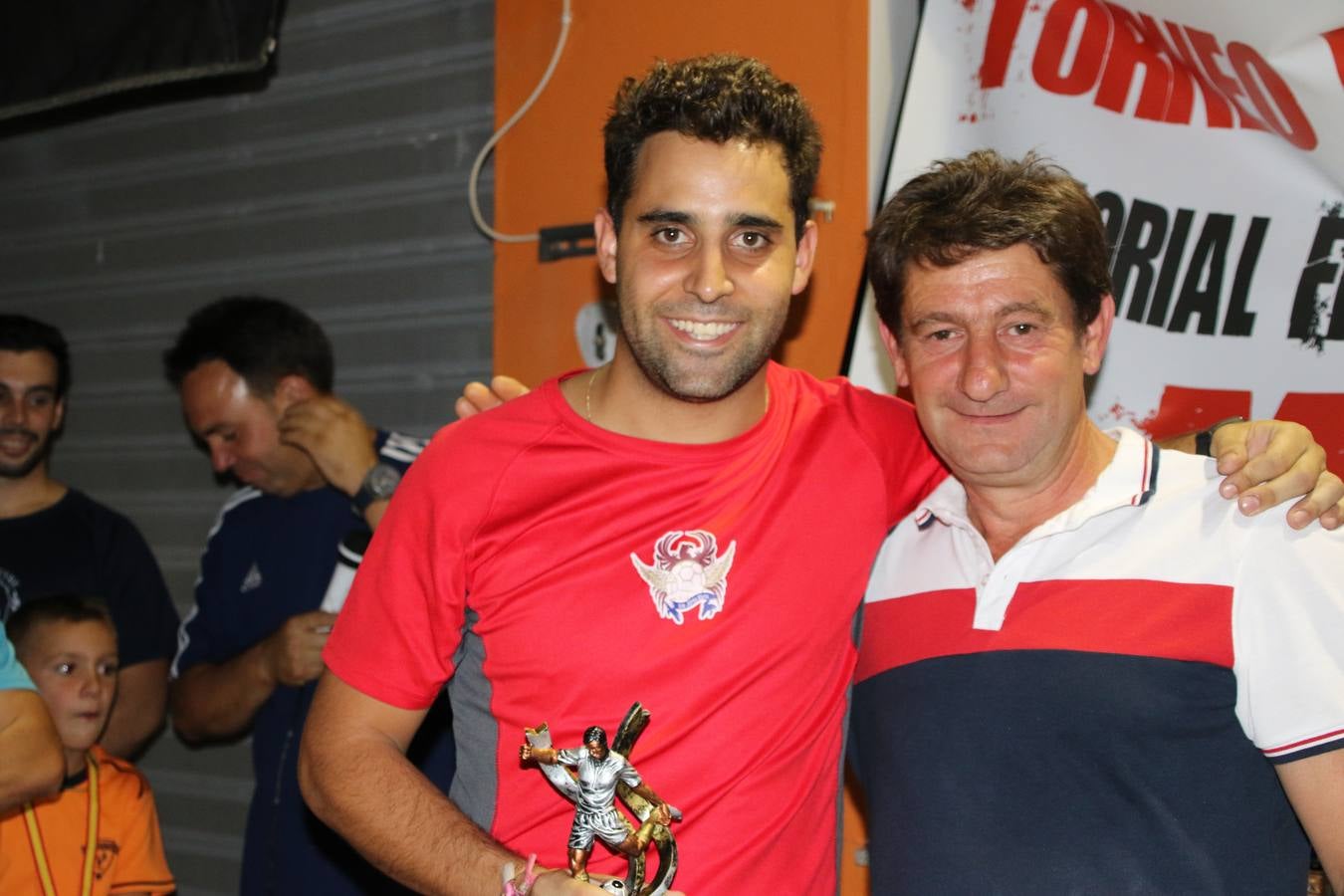 El popular barrio de San Roque celebró, ayer, las semifinales y finales del primer torneo de fútbol sala 'Memorial Francisco Cardenal. El Mangui', organizado por la Asociación de vecinos de San Roque y la colaboración del Ayuntamiento del municipio, 'Los Pasotas' y la Asociación Deportiva Templaria.El citado torneo, según indica desde la Asociación de vecinos de San Roque, nace como homenaje a «El Mangui», «una persona muy implicada en el mundo del fútbol sala en Jerez y, además, vecino de San Roque». El equipo 'Hijos de Platanito' fue el vencedor de la clasificación absoluta. 
