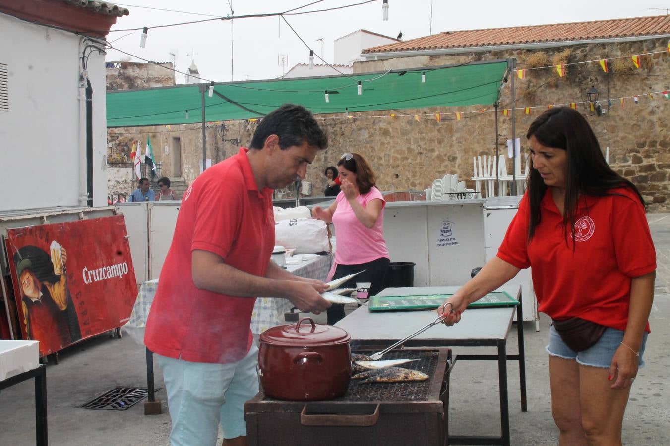 El barrio de Santiago vuelve a llenarse, como cada año hacia finales del mes de julio, de un ambiente festivo que brinda el mejor escenario para disfrutar de tradiciones, convivencia, estampas y sabores representativos de las fiestas más populares de Jerez de los Caballeros, sus típicas 'velás'.La pequeña pero señera ermita de Santiago luce espléndida con el cuidado y el cariño de los vecinos del barrio, afanados también en propiciar el mejor espacio para el encuentro y el reencuentro. Los juegos populares (carrera de cintas en bicicleta, pucheros...) han presidido el comienzo de la fiesta en la Plaza de Santiago con el protagonismo de muchos niños. También la apertura del servicio de barra, con ricas sardinas asadas, picadillo, carne a la brasa.... La música completa tan excelente propuesta, esta año con la actuación de Fany Ortiz, finalista del Festival de la Canción de Extremadura y la animación de 'Dale al Play', con Victoriano Baena y Manolo Cornelio, además de la celebración de un bingo.