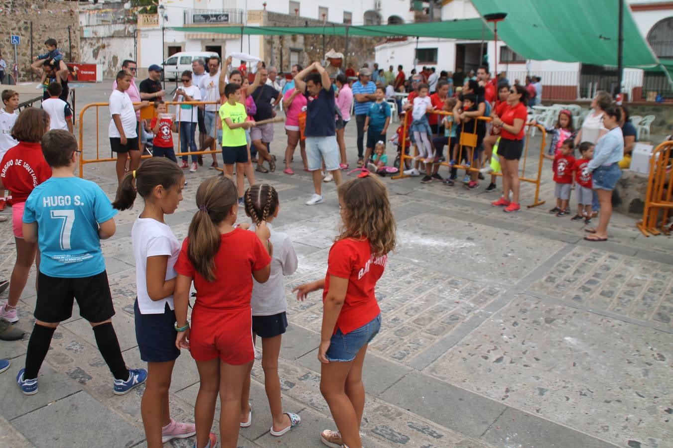 El barrio de Santiago vuelve a llenarse, como cada año hacia finales del mes de julio, de un ambiente festivo que brinda el mejor escenario para disfrutar de tradiciones, convivencia, estampas y sabores representativos de las fiestas más populares de Jerez de los Caballeros, sus típicas 'velás'.La pequeña pero señera ermita de Santiago luce espléndida con el cuidado y el cariño de los vecinos del barrio, afanados también en propiciar el mejor espacio para el encuentro y el reencuentro. Los juegos populares (carrera de cintas en bicicleta, pucheros...) han presidido el comienzo de la fiesta en la Plaza de Santiago con el protagonismo de muchos niños. También la apertura del servicio de barra, con ricas sardinas asadas, picadillo, carne a la brasa.... La música completa tan excelente propuesta, esta año con la actuación de Fany Ortiz, finalista del Festival de la Canción de Extremadura y la animación de 'Dale al Play', con Victoriano Baena y Manolo Cornelio, además de la celebración de un bingo.