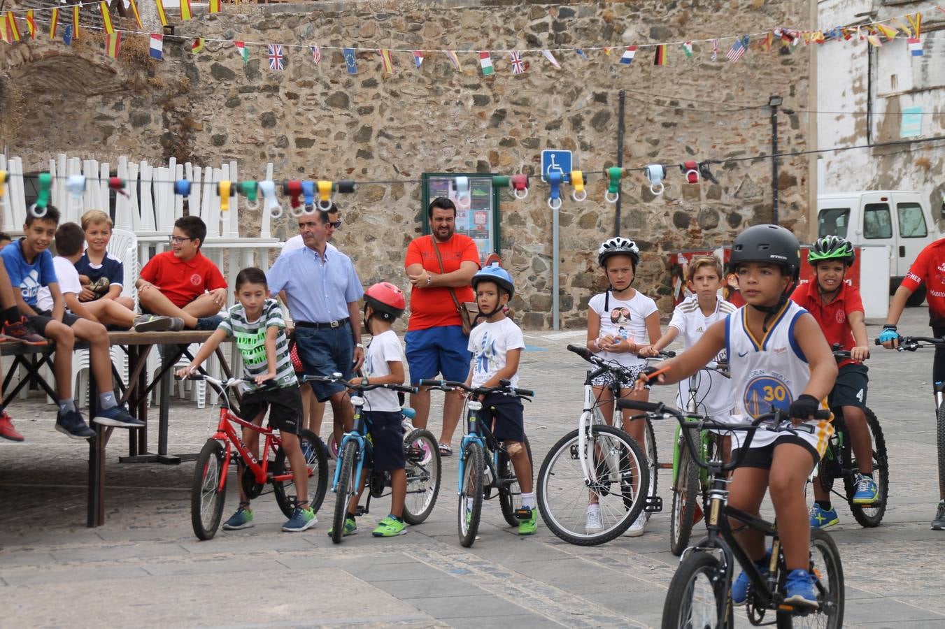 El barrio de Santiago vuelve a llenarse, como cada año hacia finales del mes de julio, de un ambiente festivo que brinda el mejor escenario para disfrutar de tradiciones, convivencia, estampas y sabores representativos de las fiestas más populares de Jerez de los Caballeros, sus típicas 'velás'.La pequeña pero señera ermita de Santiago luce espléndida con el cuidado y el cariño de los vecinos del barrio, afanados también en propiciar el mejor espacio para el encuentro y el reencuentro. Los juegos populares (carrera de cintas en bicicleta, pucheros...) han presidido el comienzo de la fiesta en la Plaza de Santiago con el protagonismo de muchos niños. También la apertura del servicio de barra, con ricas sardinas asadas, picadillo, carne a la brasa.... La música completa tan excelente propuesta, esta año con la actuación de Fany Ortiz, finalista del Festival de la Canción de Extremadura y la animación de 'Dale al Play', con Victoriano Baena y Manolo Cornelio, además de la celebración de un bingo.