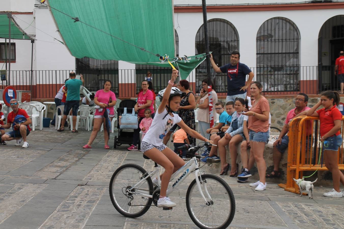 El barrio de Santiago vuelve a llenarse, como cada año hacia finales del mes de julio, de un ambiente festivo que brinda el mejor escenario para disfrutar de tradiciones, convivencia, estampas y sabores representativos de las fiestas más populares de Jerez de los Caballeros, sus típicas 'velás'.La pequeña pero señera ermita de Santiago luce espléndida con el cuidado y el cariño de los vecinos del barrio, afanados también en propiciar el mejor espacio para el encuentro y el reencuentro. Los juegos populares (carrera de cintas en bicicleta, pucheros...) han presidido el comienzo de la fiesta en la Plaza de Santiago con el protagonismo de muchos niños. También la apertura del servicio de barra, con ricas sardinas asadas, picadillo, carne a la brasa.... La música completa tan excelente propuesta, esta año con la actuación de Fany Ortiz, finalista del Festival de la Canción de Extremadura y la animación de 'Dale al Play', con Victoriano Baena y Manolo Cornelio, además de la celebración de un bingo.
