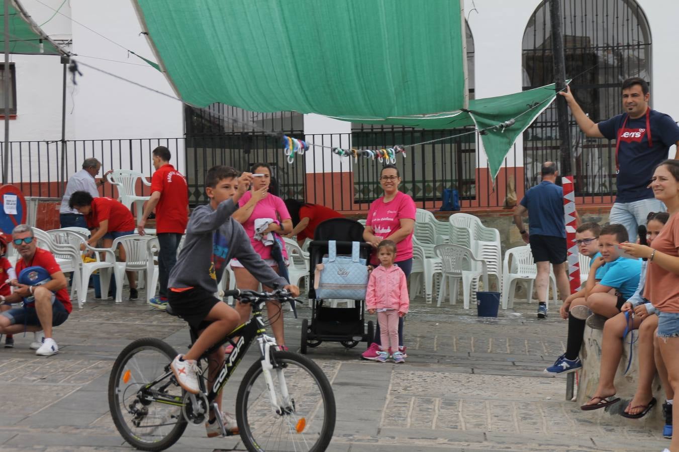 El barrio de Santiago vuelve a llenarse, como cada año hacia finales del mes de julio, de un ambiente festivo que brinda el mejor escenario para disfrutar de tradiciones, convivencia, estampas y sabores representativos de las fiestas más populares de Jerez de los Caballeros, sus típicas 'velás'.La pequeña pero señera ermita de Santiago luce espléndida con el cuidado y el cariño de los vecinos del barrio, afanados también en propiciar el mejor espacio para el encuentro y el reencuentro. Los juegos populares (carrera de cintas en bicicleta, pucheros...) han presidido el comienzo de la fiesta en la Plaza de Santiago con el protagonismo de muchos niños. También la apertura del servicio de barra, con ricas sardinas asadas, picadillo, carne a la brasa.... La música completa tan excelente propuesta, esta año con la actuación de Fany Ortiz, finalista del Festival de la Canción de Extremadura y la animación de 'Dale al Play', con Victoriano Baena y Manolo Cornelio, además de la celebración de un bingo.