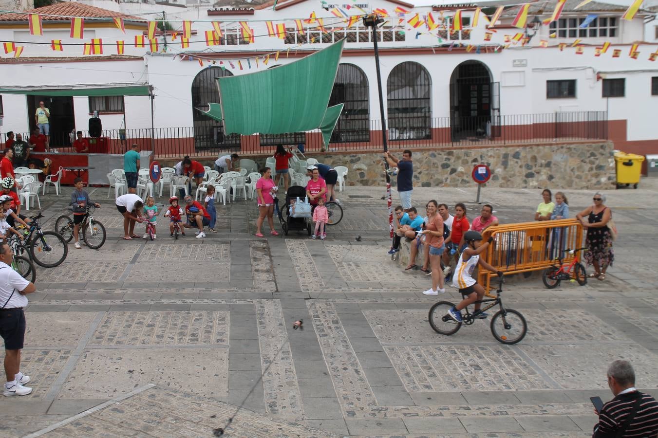 El barrio de Santiago vuelve a llenarse, como cada año hacia finales del mes de julio, de un ambiente festivo que brinda el mejor escenario para disfrutar de tradiciones, convivencia, estampas y sabores representativos de las fiestas más populares de Jerez de los Caballeros, sus típicas 'velás'.La pequeña pero señera ermita de Santiago luce espléndida con el cuidado y el cariño de los vecinos del barrio, afanados también en propiciar el mejor espacio para el encuentro y el reencuentro. Los juegos populares (carrera de cintas en bicicleta, pucheros...) han presidido el comienzo de la fiesta en la Plaza de Santiago con el protagonismo de muchos niños. También la apertura del servicio de barra, con ricas sardinas asadas, picadillo, carne a la brasa.... La música completa tan excelente propuesta, esta año con la actuación de Fany Ortiz, finalista del Festival de la Canción de Extremadura y la animación de 'Dale al Play', con Victoriano Baena y Manolo Cornelio, además de la celebración de un bingo.