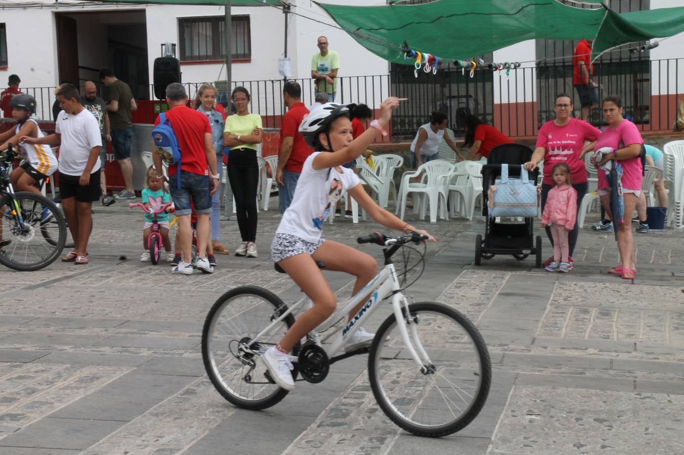El barrio de Santiago vuelve a llenarse, como cada año hacia finales del mes de julio, de un ambiente festivo que brinda el mejor escenario para disfrutar de tradiciones, convivencia, estampas y sabores representativos de las fiestas más populares de Jerez de los Caballeros, sus típicas 'velás'.La pequeña pero señera ermita de Santiago luce espléndida con el cuidado y el cariño de los vecinos del barrio, afanados también en propiciar el mejor espacio para el encuentro y el reencuentro. Los juegos populares (carrera de cintas en bicicleta, pucheros...) han presidido el comienzo de la fiesta en la Plaza de Santiago con el protagonismo de muchos niños. También la apertura del servicio de barra, con ricas sardinas asadas, picadillo, carne a la brasa.... La música completa tan excelente propuesta, esta año con la actuación de Fany Ortiz, finalista del Festival de la Canción de Extremadura y la animación de 'Dale al Play', con Victoriano Baena y Manolo Cornelio, además de la celebración de un bingo.