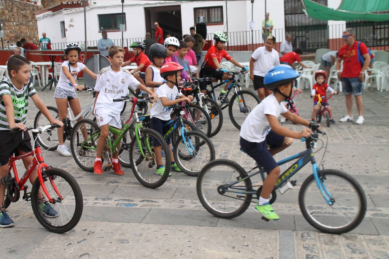 El barrio de Santiago vuelve a llenarse, como cada año hacia finales del mes de julio, de un ambiente festivo que brinda el mejor escenario para disfrutar de tradiciones, convivencia, estampas y sabores representativos de las fiestas más populares de Jerez de los Caballeros, sus típicas 'velás'.La pequeña pero señera ermita de Santiago luce espléndida con el cuidado y el cariño de los vecinos del barrio, afanados también en propiciar el mejor espacio para el encuentro y el reencuentro. Los juegos populares (carrera de cintas en bicicleta, pucheros...) han presidido el comienzo de la fiesta en la Plaza de Santiago con el protagonismo de muchos niños. También la apertura del servicio de barra, con ricas sardinas asadas, picadillo, carne a la brasa.... La música completa tan excelente propuesta, esta año con la actuación de Fany Ortiz, finalista del Festival de la Canción de Extremadura y la animación de 'Dale al Play', con Victoriano Baena y Manolo Cornelio, además de la celebración de un bingo.