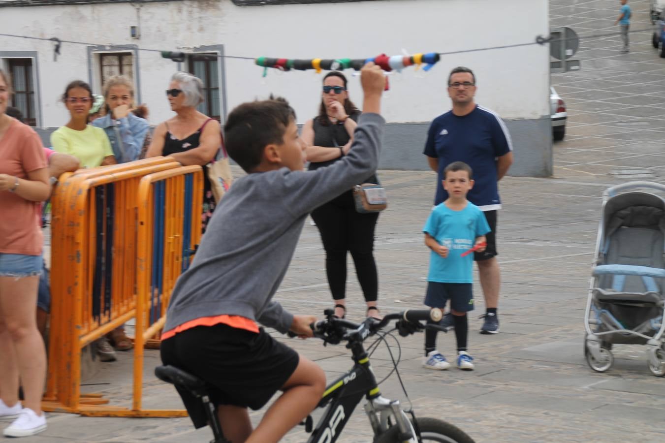El barrio de Santiago vuelve a llenarse, como cada año hacia finales del mes de julio, de un ambiente festivo que brinda el mejor escenario para disfrutar de tradiciones, convivencia, estampas y sabores representativos de las fiestas más populares de Jerez de los Caballeros, sus típicas 'velás'.La pequeña pero señera ermita de Santiago luce espléndida con el cuidado y el cariño de los vecinos del barrio, afanados también en propiciar el mejor espacio para el encuentro y el reencuentro. Los juegos populares (carrera de cintas en bicicleta, pucheros...) han presidido el comienzo de la fiesta en la Plaza de Santiago con el protagonismo de muchos niños. También la apertura del servicio de barra, con ricas sardinas asadas, picadillo, carne a la brasa.... La música completa tan excelente propuesta, esta año con la actuación de Fany Ortiz, finalista del Festival de la Canción de Extremadura y la animación de 'Dale al Play', con Victoriano Baena y Manolo Cornelio, además de la celebración de un bingo.