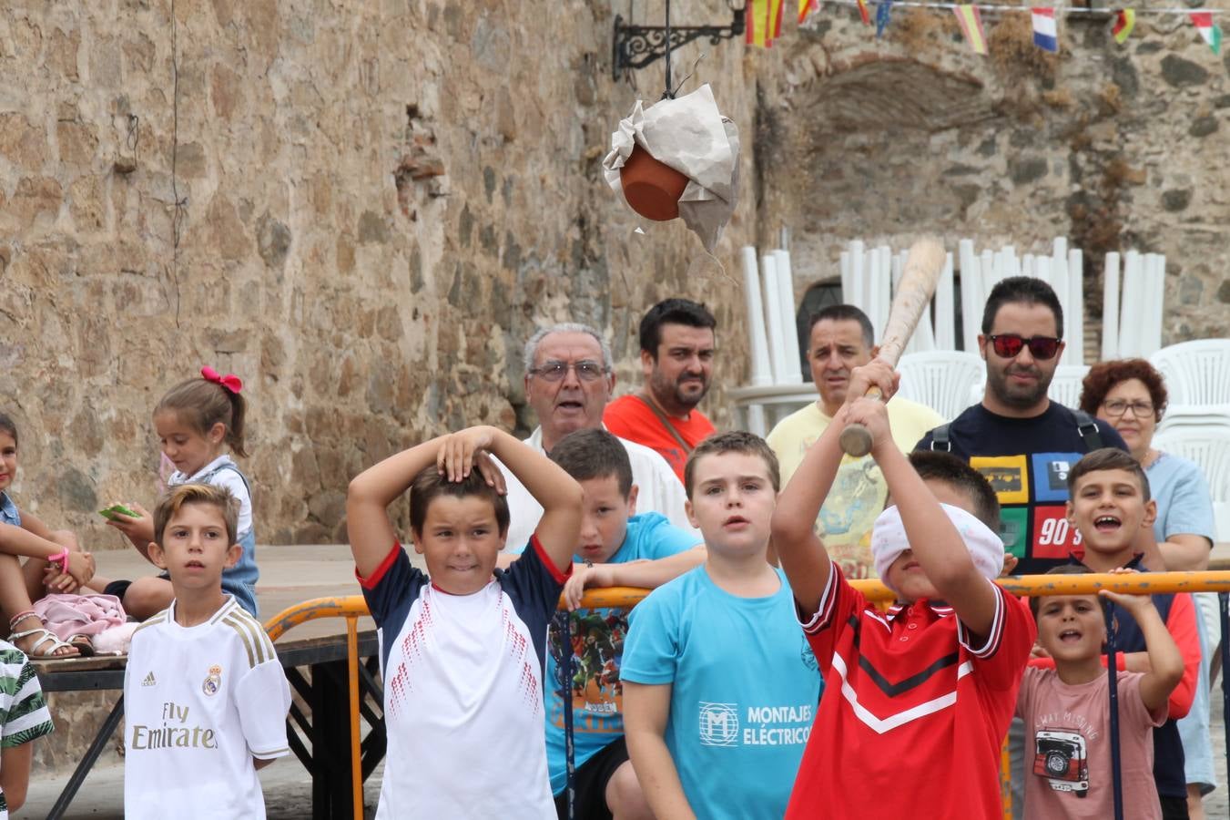 El barrio de Santiago vuelve a llenarse, como cada año hacia finales del mes de julio, de un ambiente festivo que brinda el mejor escenario para disfrutar de tradiciones, convivencia, estampas y sabores representativos de las fiestas más populares de Jerez de los Caballeros, sus típicas 'velás'.La pequeña pero señera ermita de Santiago luce espléndida con el cuidado y el cariño de los vecinos del barrio, afanados también en propiciar el mejor espacio para el encuentro y el reencuentro. Los juegos populares (carrera de cintas en bicicleta, pucheros...) han presidido el comienzo de la fiesta en la Plaza de Santiago con el protagonismo de muchos niños. También la apertura del servicio de barra, con ricas sardinas asadas, picadillo, carne a la brasa.... La música completa tan excelente propuesta, esta año con la actuación de Fany Ortiz, finalista del Festival de la Canción de Extremadura y la animación de 'Dale al Play', con Victoriano Baena y Manolo Cornelio, además de la celebración de un bingo.