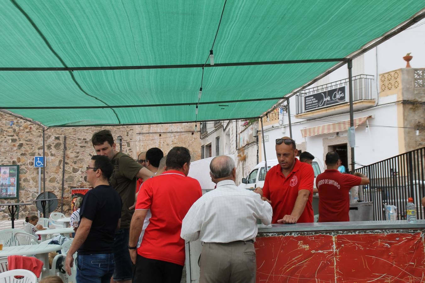 El barrio de Santiago vuelve a llenarse, como cada año hacia finales del mes de julio, de un ambiente festivo que brinda el mejor escenario para disfrutar de tradiciones, convivencia, estampas y sabores representativos de las fiestas más populares de Jerez de los Caballeros, sus típicas 'velás'.La pequeña pero señera ermita de Santiago luce espléndida con el cuidado y el cariño de los vecinos del barrio, afanados también en propiciar el mejor espacio para el encuentro y el reencuentro. Los juegos populares (carrera de cintas en bicicleta, pucheros...) han presidido el comienzo de la fiesta en la Plaza de Santiago con el protagonismo de muchos niños. También la apertura del servicio de barra, con ricas sardinas asadas, picadillo, carne a la brasa.... La música completa tan excelente propuesta, esta año con la actuación de Fany Ortiz, finalista del Festival de la Canción de Extremadura y la animación de 'Dale al Play', con Victoriano Baena y Manolo Cornelio, además de la celebración de un bingo.