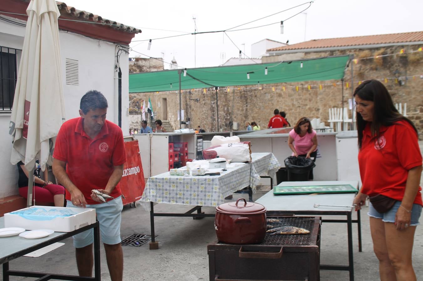 El barrio de Santiago vuelve a llenarse, como cada año hacia finales del mes de julio, de un ambiente festivo que brinda el mejor escenario para disfrutar de tradiciones, convivencia, estampas y sabores representativos de las fiestas más populares de Jerez de los Caballeros, sus típicas 'velás'.La pequeña pero señera ermita de Santiago luce espléndida con el cuidado y el cariño de los vecinos del barrio, afanados también en propiciar el mejor espacio para el encuentro y el reencuentro. Los juegos populares (carrera de cintas en bicicleta, pucheros...) han presidido el comienzo de la fiesta en la Plaza de Santiago con el protagonismo de muchos niños. También la apertura del servicio de barra, con ricas sardinas asadas, picadillo, carne a la brasa.... La música completa tan excelente propuesta, esta año con la actuación de Fany Ortiz, finalista del Festival de la Canción de Extremadura y la animación de 'Dale al Play', con Victoriano Baena y Manolo Cornelio, además de la celebración de un bingo.