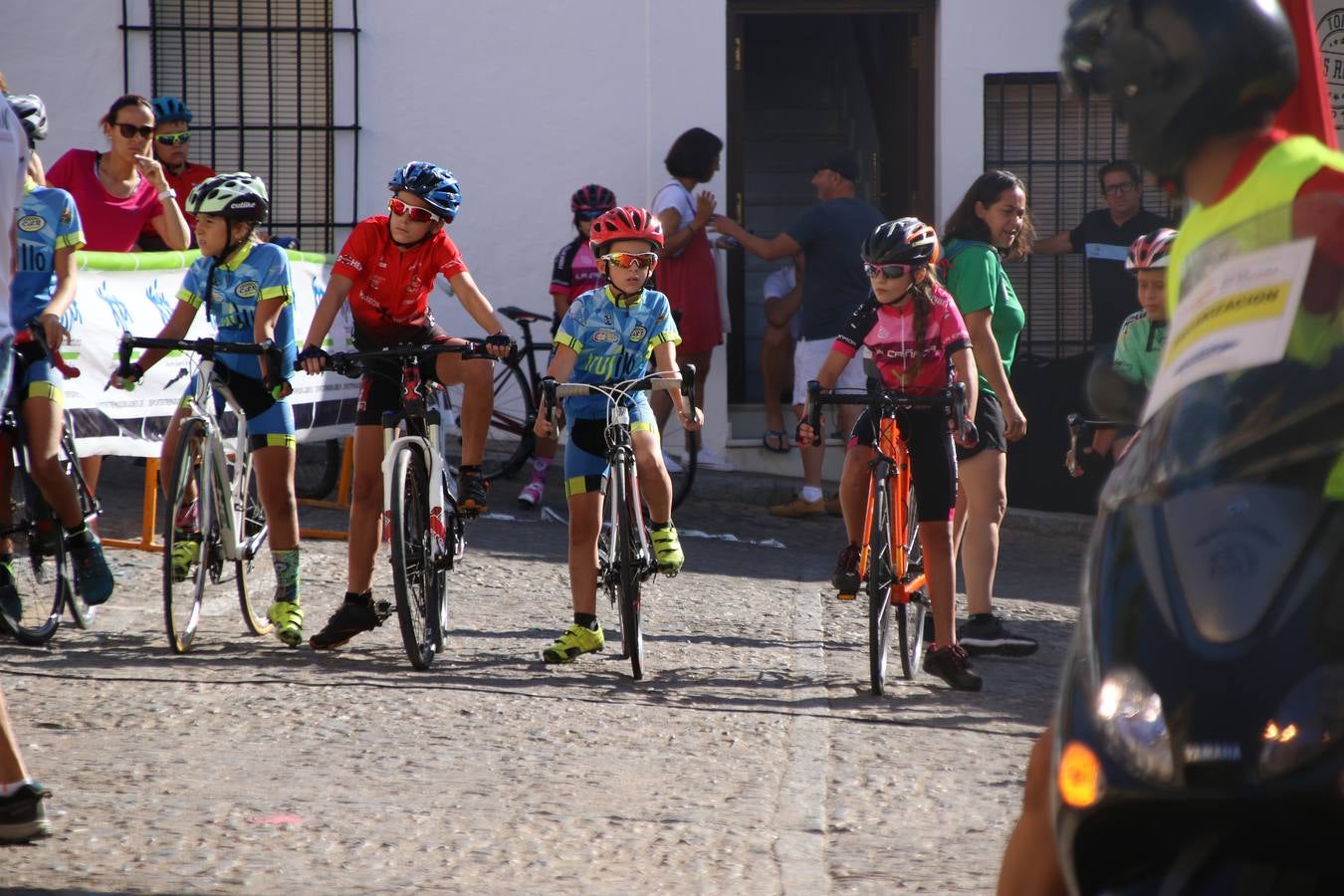 El barrio de 'Santa Catalina' de Jerez de los Caballeros ha acogido, esta mañana, la tercera prueba del Gran Premio Diputación de Badajoz 'Copa Escuelas de ciclismo en carretera', organizada por el Club Ciclista Jerez de los Caballeros y la Federación Extremeña de Ciclismo.Una competición de ciclismo que, como ya adelantó HOY Jerez, fue creada por la Federación Extremeña de Ciclismo con el objetivo de fomentar y seguir practicando deporte cuando ya han terminado todos los circuitos que se celebran durante el curso académico. En la citada prueba, han participado diferentes categorías: cadete, promesa, junior, principiante, alevín e infantil.Juan Luis Soriano, presidente del Club Ciclista Jerez, ha manifestado su satisfacción por el buen desarrollo de la jornada, «este tipo de pruebas son fundamentales para hacer cantera y promover este deporte entre los más pequeños».