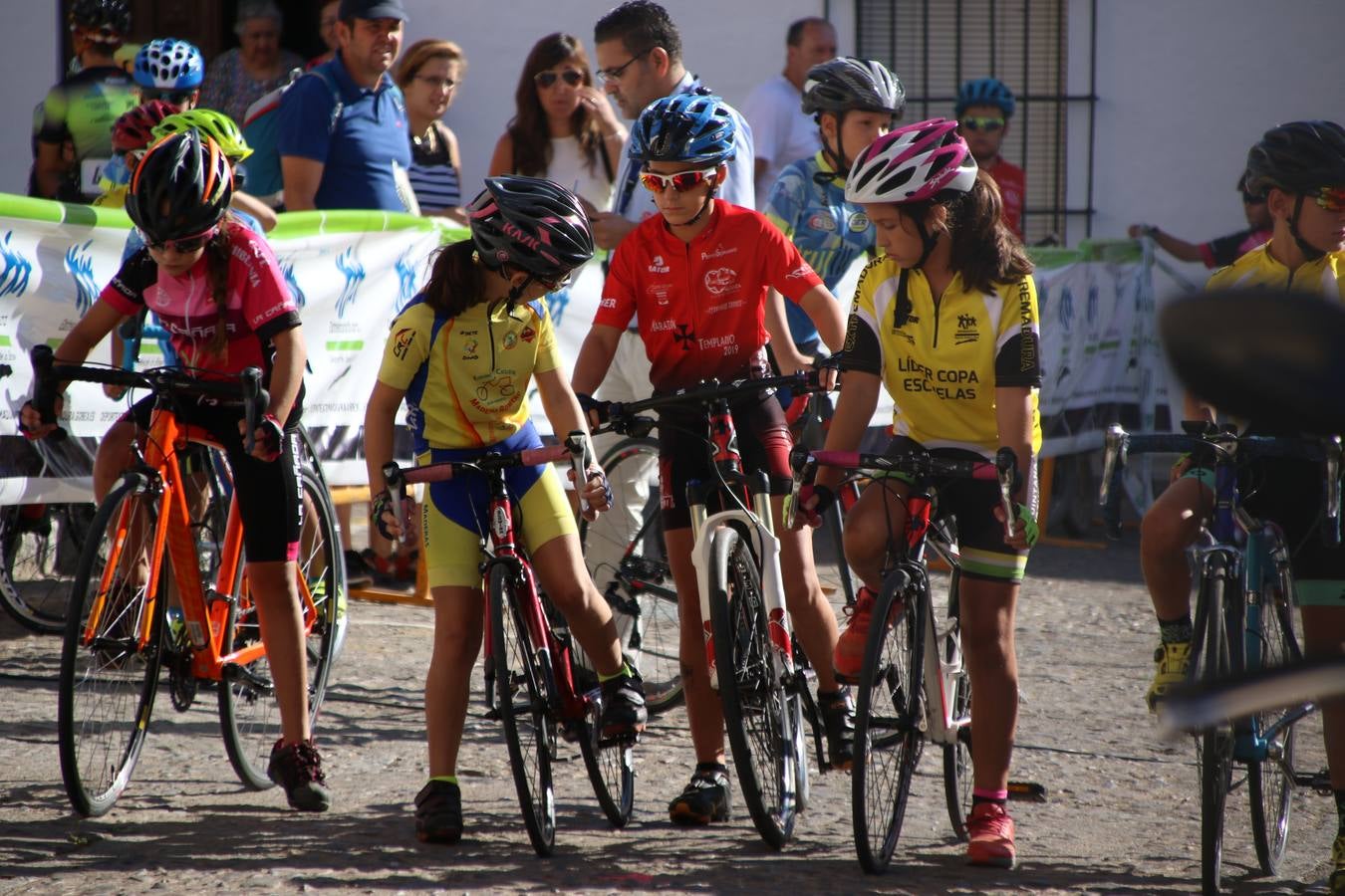 El barrio de 'Santa Catalina' de Jerez de los Caballeros ha acogido, esta mañana, la tercera prueba del Gran Premio Diputación de Badajoz 'Copa Escuelas de ciclismo en carretera', organizada por el Club Ciclista Jerez de los Caballeros y la Federación Extremeña de Ciclismo.Una competición de ciclismo que, como ya adelantó HOY Jerez, fue creada por la Federación Extremeña de Ciclismo con el objetivo de fomentar y seguir practicando deporte cuando ya han terminado todos los circuitos que se celebran durante el curso académico. En la citada prueba, han participado diferentes categorías: cadete, promesa, junior, principiante, alevín e infantil.Juan Luis Soriano, presidente del Club Ciclista Jerez, ha manifestado su satisfacción por el buen desarrollo de la jornada, «este tipo de pruebas son fundamentales para hacer cantera y promover este deporte entre los más pequeños».