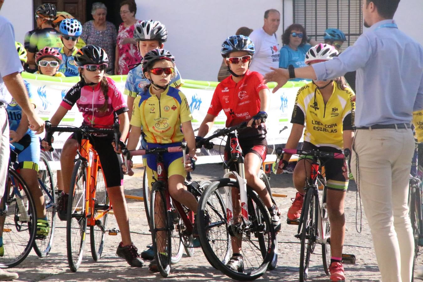 El barrio de 'Santa Catalina' de Jerez de los Caballeros ha acogido, esta mañana, la tercera prueba del Gran Premio Diputación de Badajoz 'Copa Escuelas de ciclismo en carretera', organizada por el Club Ciclista Jerez de los Caballeros y la Federación Extremeña de Ciclismo.Una competición de ciclismo que, como ya adelantó HOY Jerez, fue creada por la Federación Extremeña de Ciclismo con el objetivo de fomentar y seguir practicando deporte cuando ya han terminado todos los circuitos que se celebran durante el curso académico. En la citada prueba, han participado diferentes categorías: cadete, promesa, junior, principiante, alevín e infantil.Juan Luis Soriano, presidente del Club Ciclista Jerez, ha manifestado su satisfacción por el buen desarrollo de la jornada, «este tipo de pruebas son fundamentales para hacer cantera y promover este deporte entre los más pequeños».