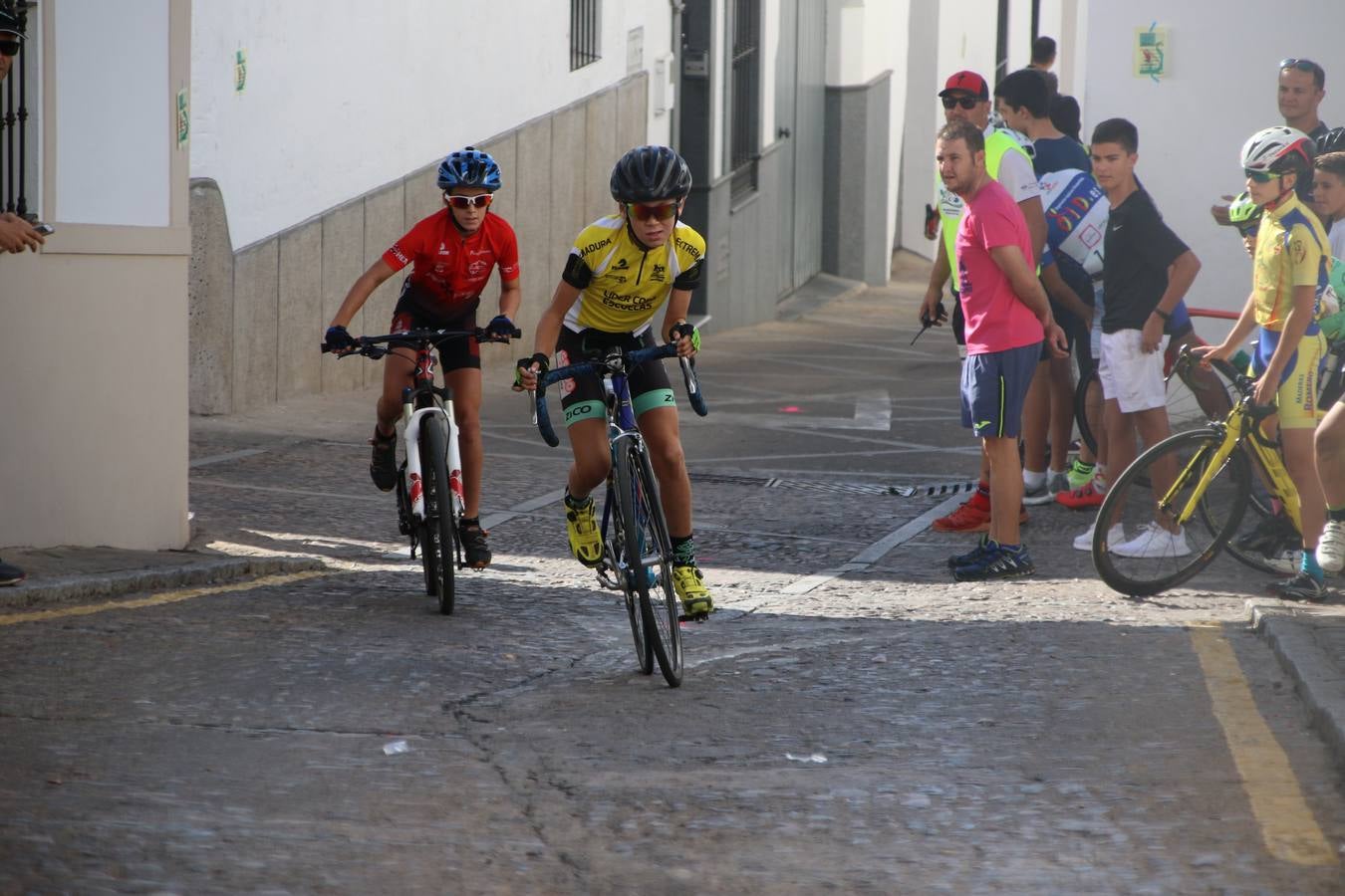 El barrio de 'Santa Catalina' de Jerez de los Caballeros ha acogido, esta mañana, la tercera prueba del Gran Premio Diputación de Badajoz 'Copa Escuelas de ciclismo en carretera', organizada por el Club Ciclista Jerez de los Caballeros y la Federación Extremeña de Ciclismo.Una competición de ciclismo que, como ya adelantó HOY Jerez, fue creada por la Federación Extremeña de Ciclismo con el objetivo de fomentar y seguir practicando deporte cuando ya han terminado todos los circuitos que se celebran durante el curso académico. En la citada prueba, han participado diferentes categorías: cadete, promesa, junior, principiante, alevín e infantil.Juan Luis Soriano, presidente del Club Ciclista Jerez, ha manifestado su satisfacción por el buen desarrollo de la jornada, «este tipo de pruebas son fundamentales para hacer cantera y promover este deporte entre los más pequeños».