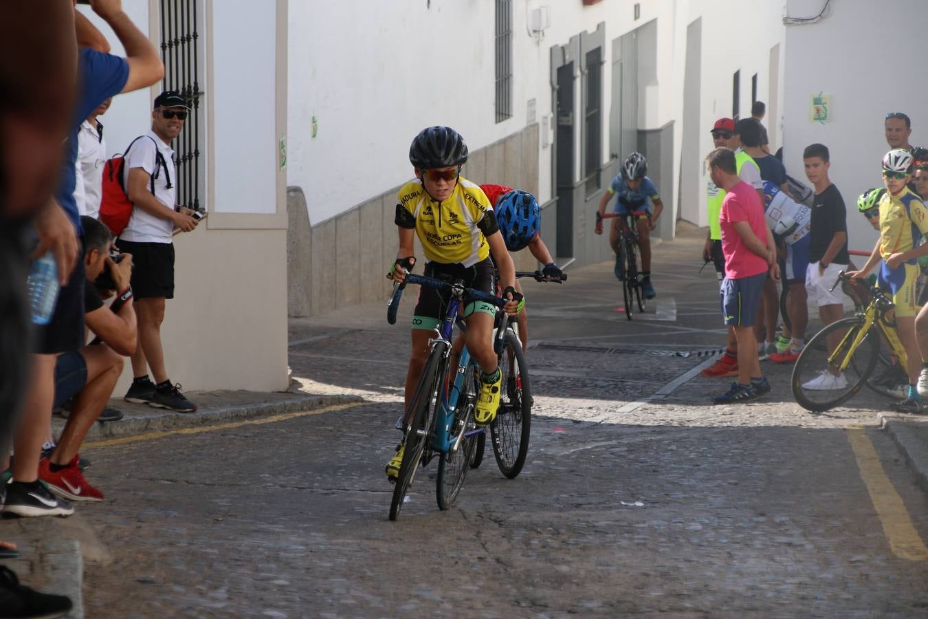 El barrio de 'Santa Catalina' de Jerez de los Caballeros ha acogido, esta mañana, la tercera prueba del Gran Premio Diputación de Badajoz 'Copa Escuelas de ciclismo en carretera', organizada por el Club Ciclista Jerez de los Caballeros y la Federación Extremeña de Ciclismo.Una competición de ciclismo que, como ya adelantó HOY Jerez, fue creada por la Federación Extremeña de Ciclismo con el objetivo de fomentar y seguir practicando deporte cuando ya han terminado todos los circuitos que se celebran durante el curso académico. En la citada prueba, han participado diferentes categorías: cadete, promesa, junior, principiante, alevín e infantil.Juan Luis Soriano, presidente del Club Ciclista Jerez, ha manifestado su satisfacción por el buen desarrollo de la jornada, «este tipo de pruebas son fundamentales para hacer cantera y promover este deporte entre los más pequeños».
