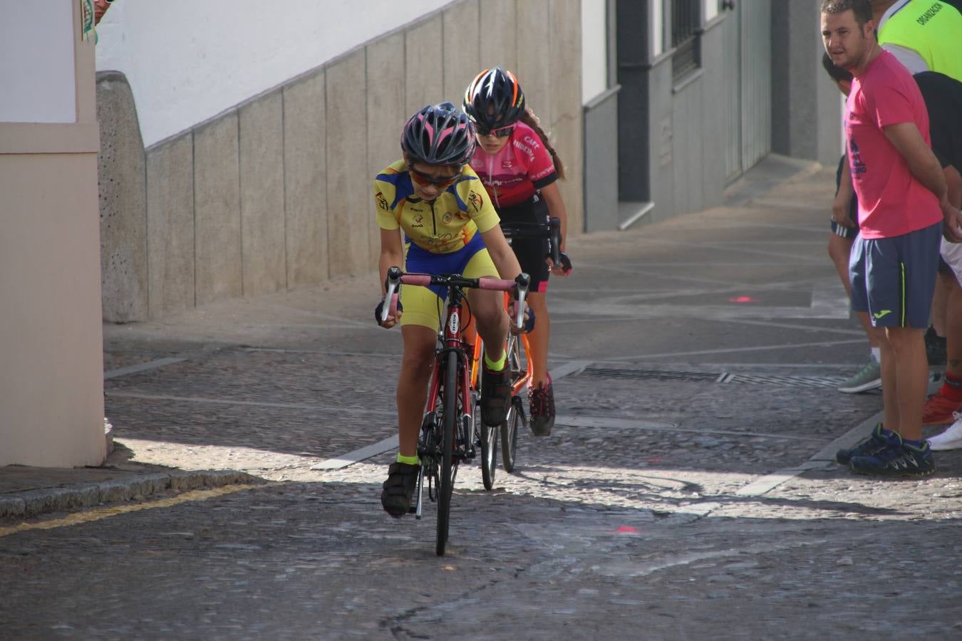 El barrio de 'Santa Catalina' de Jerez de los Caballeros ha acogido, esta mañana, la tercera prueba del Gran Premio Diputación de Badajoz 'Copa Escuelas de ciclismo en carretera', organizada por el Club Ciclista Jerez de los Caballeros y la Federación Extremeña de Ciclismo.Una competición de ciclismo que, como ya adelantó HOY Jerez, fue creada por la Federación Extremeña de Ciclismo con el objetivo de fomentar y seguir practicando deporte cuando ya han terminado todos los circuitos que se celebran durante el curso académico. En la citada prueba, han participado diferentes categorías: cadete, promesa, junior, principiante, alevín e infantil.Juan Luis Soriano, presidente del Club Ciclista Jerez, ha manifestado su satisfacción por el buen desarrollo de la jornada, «este tipo de pruebas son fundamentales para hacer cantera y promover este deporte entre los más pequeños».