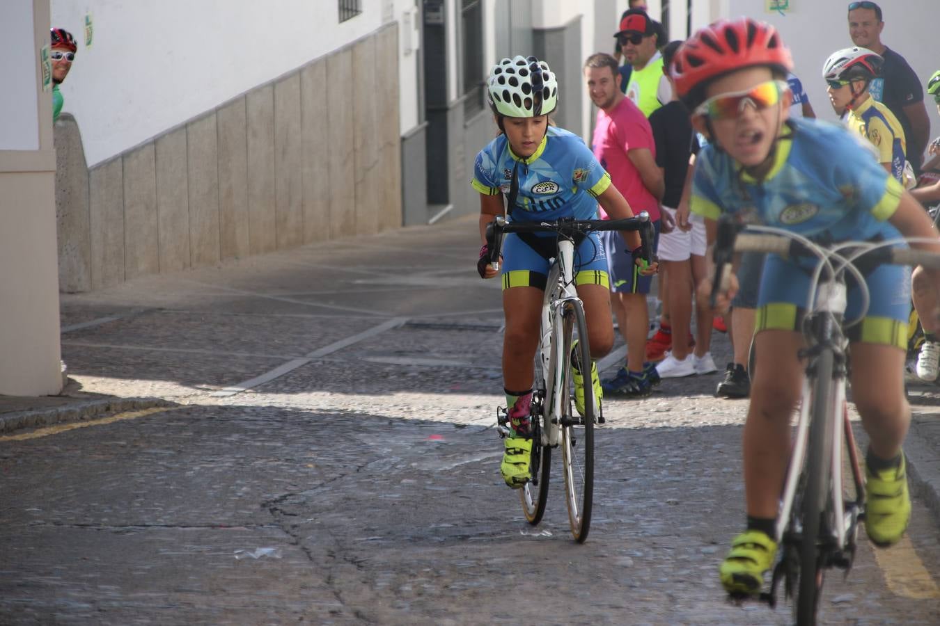 El barrio de 'Santa Catalina' de Jerez de los Caballeros ha acogido, esta mañana, la tercera prueba del Gran Premio Diputación de Badajoz 'Copa Escuelas de ciclismo en carretera', organizada por el Club Ciclista Jerez de los Caballeros y la Federación Extremeña de Ciclismo.Una competición de ciclismo que, como ya adelantó HOY Jerez, fue creada por la Federación Extremeña de Ciclismo con el objetivo de fomentar y seguir practicando deporte cuando ya han terminado todos los circuitos que se celebran durante el curso académico. En la citada prueba, han participado diferentes categorías: cadete, promesa, junior, principiante, alevín e infantil.Juan Luis Soriano, presidente del Club Ciclista Jerez, ha manifestado su satisfacción por el buen desarrollo de la jornada, «este tipo de pruebas son fundamentales para hacer cantera y promover este deporte entre los más pequeños».